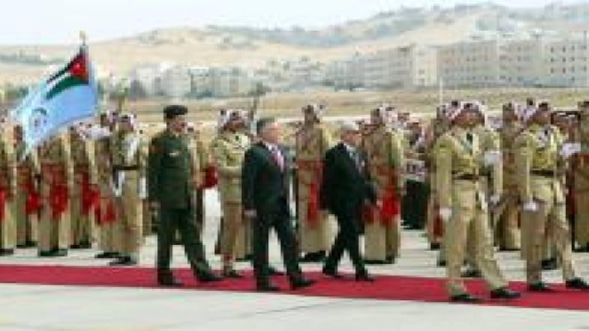 الملك في مقدمة مستقبلي الرئيس التونسي .. صور