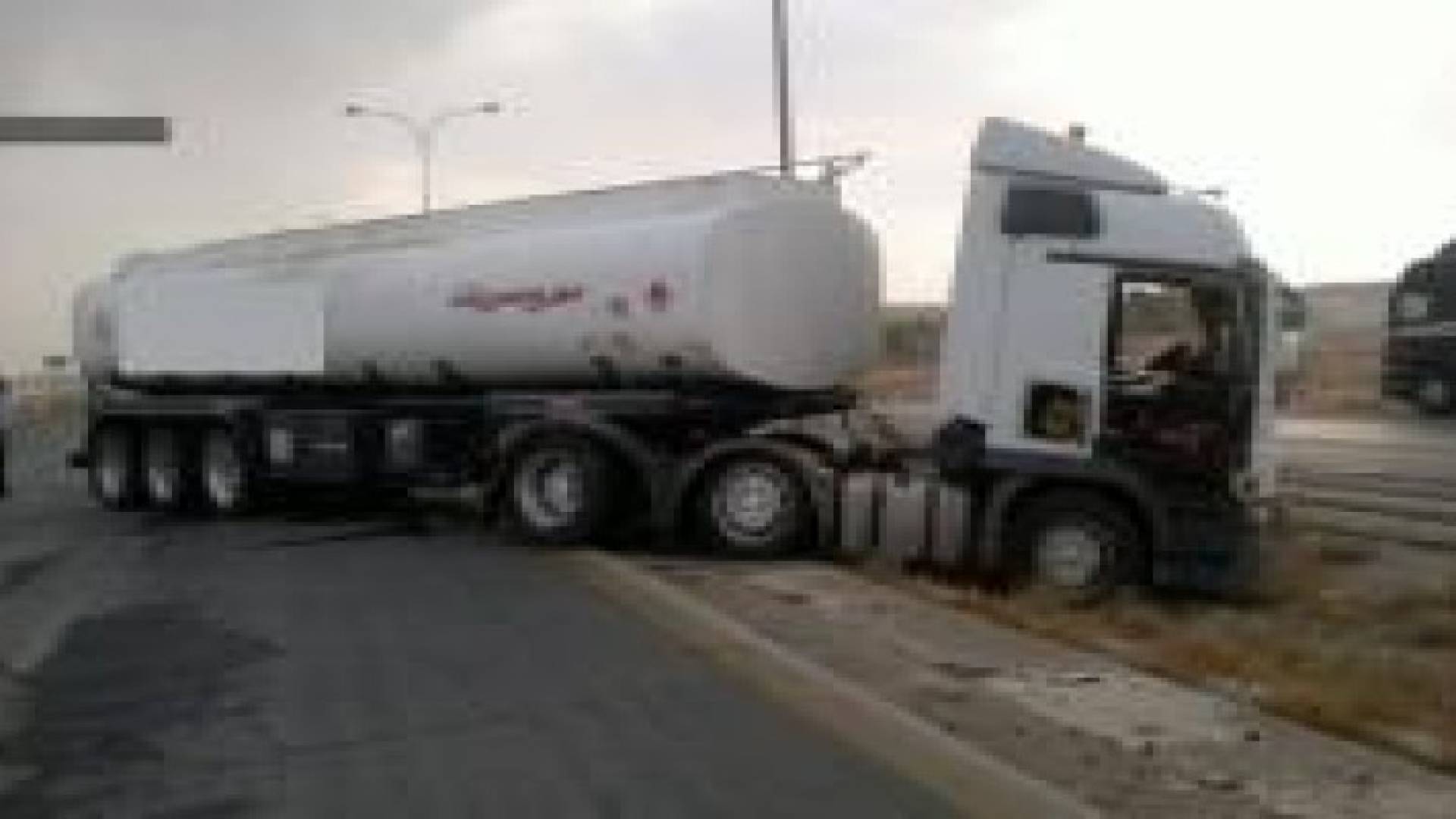 تدهور شاحنة على طريق الصحراوي