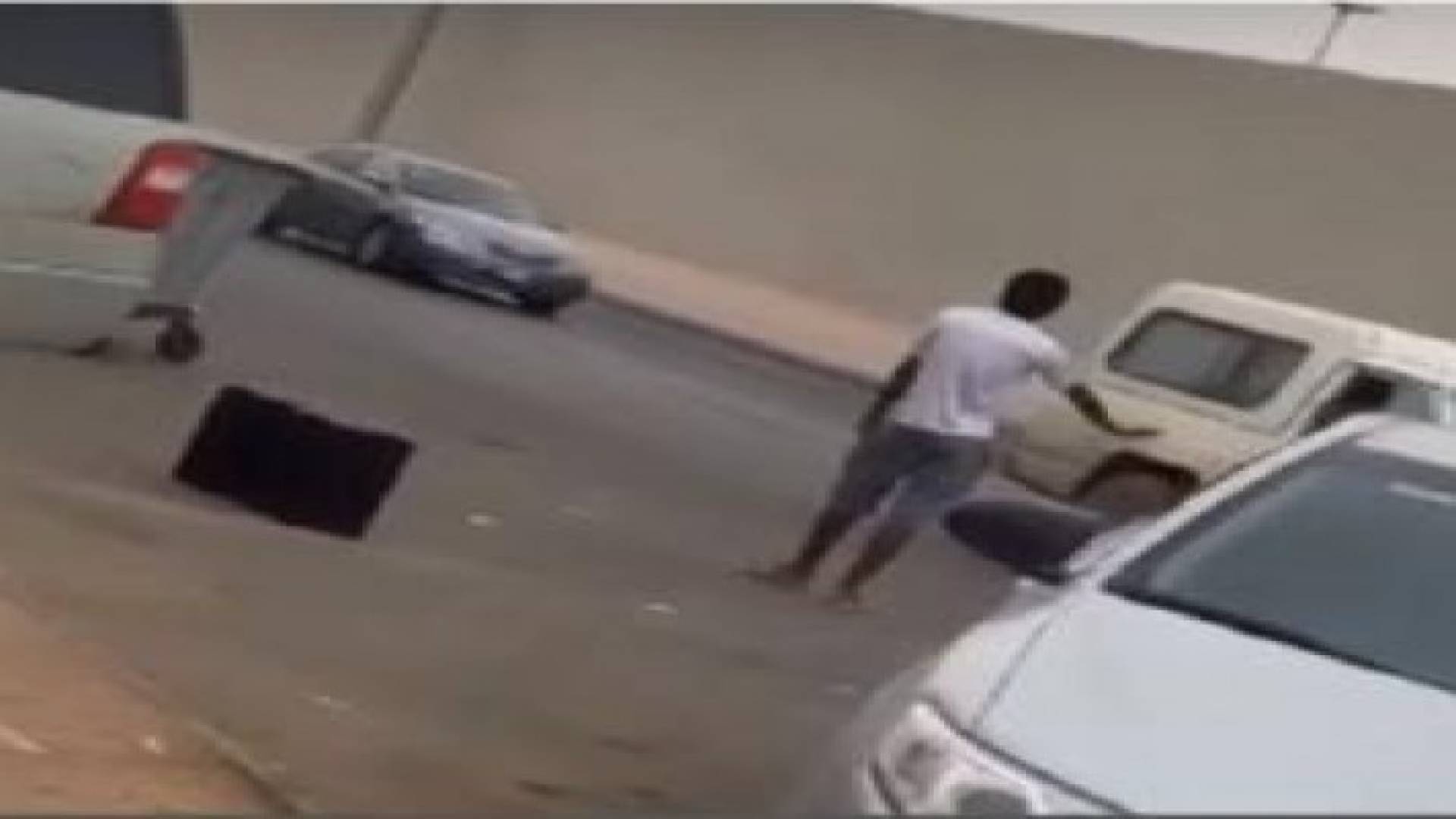 بالفيديو: لص سعودي يسرق صرافا آليا وينتظر في الشارع سيارة لتقله