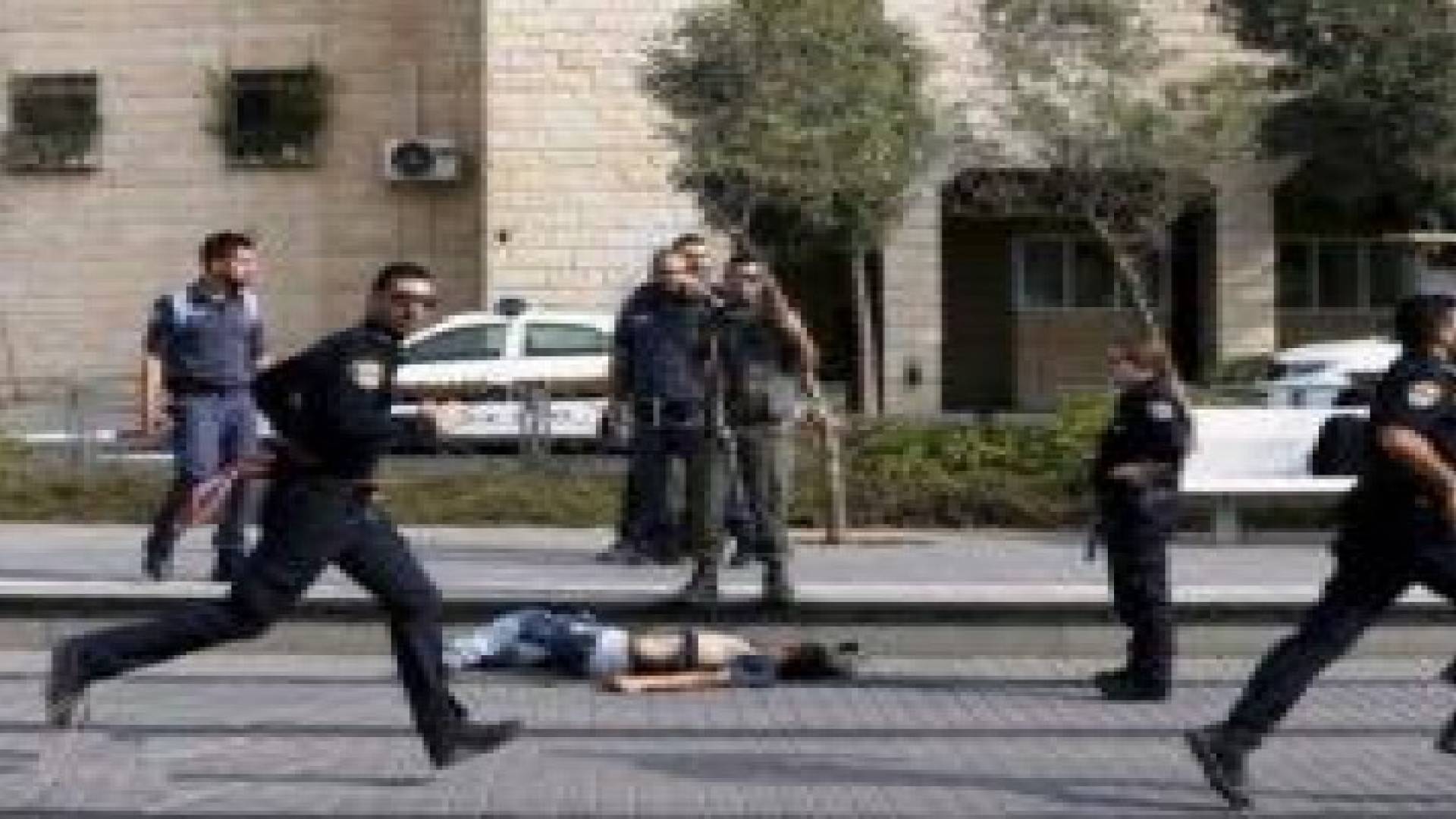 الاحتلال يمرر سكاكين في محيط جثث الشهداء في فلسطين.. فيديو