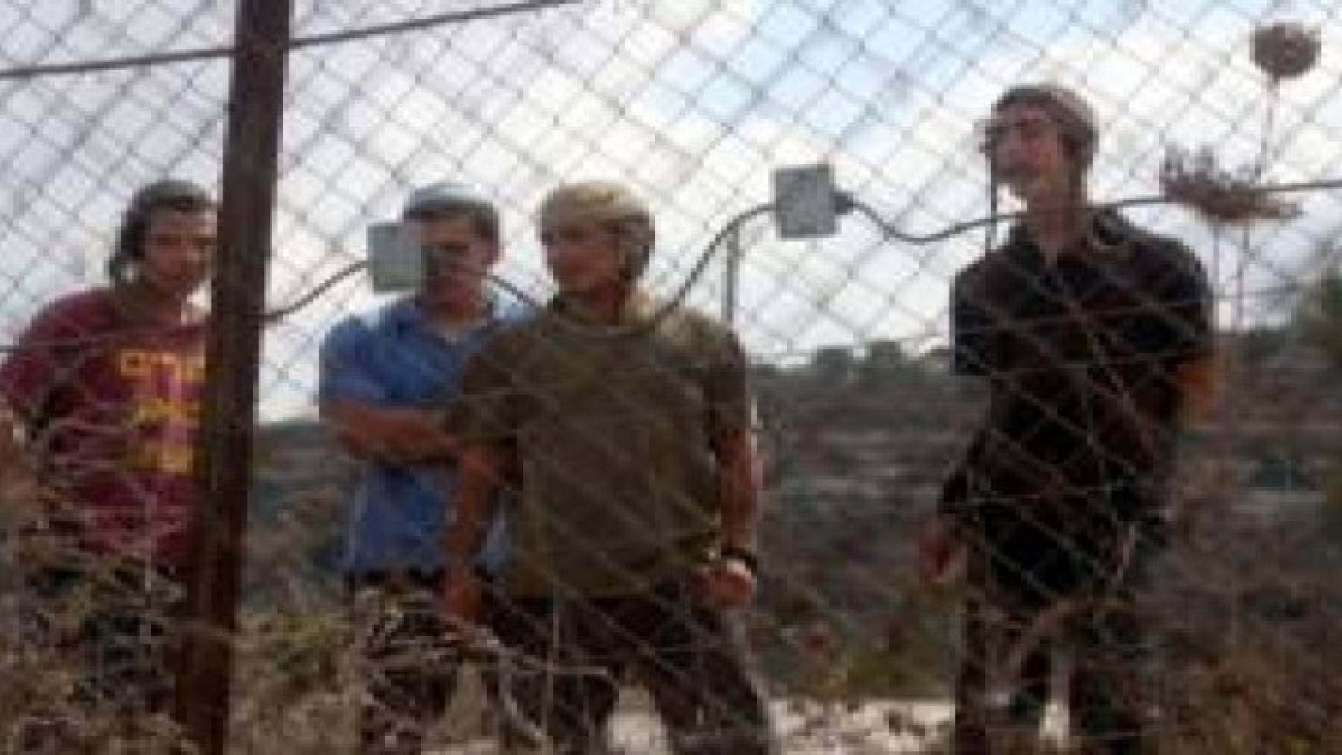 مستوطنون يهاجمون منازل المواطنين شرق الخليل