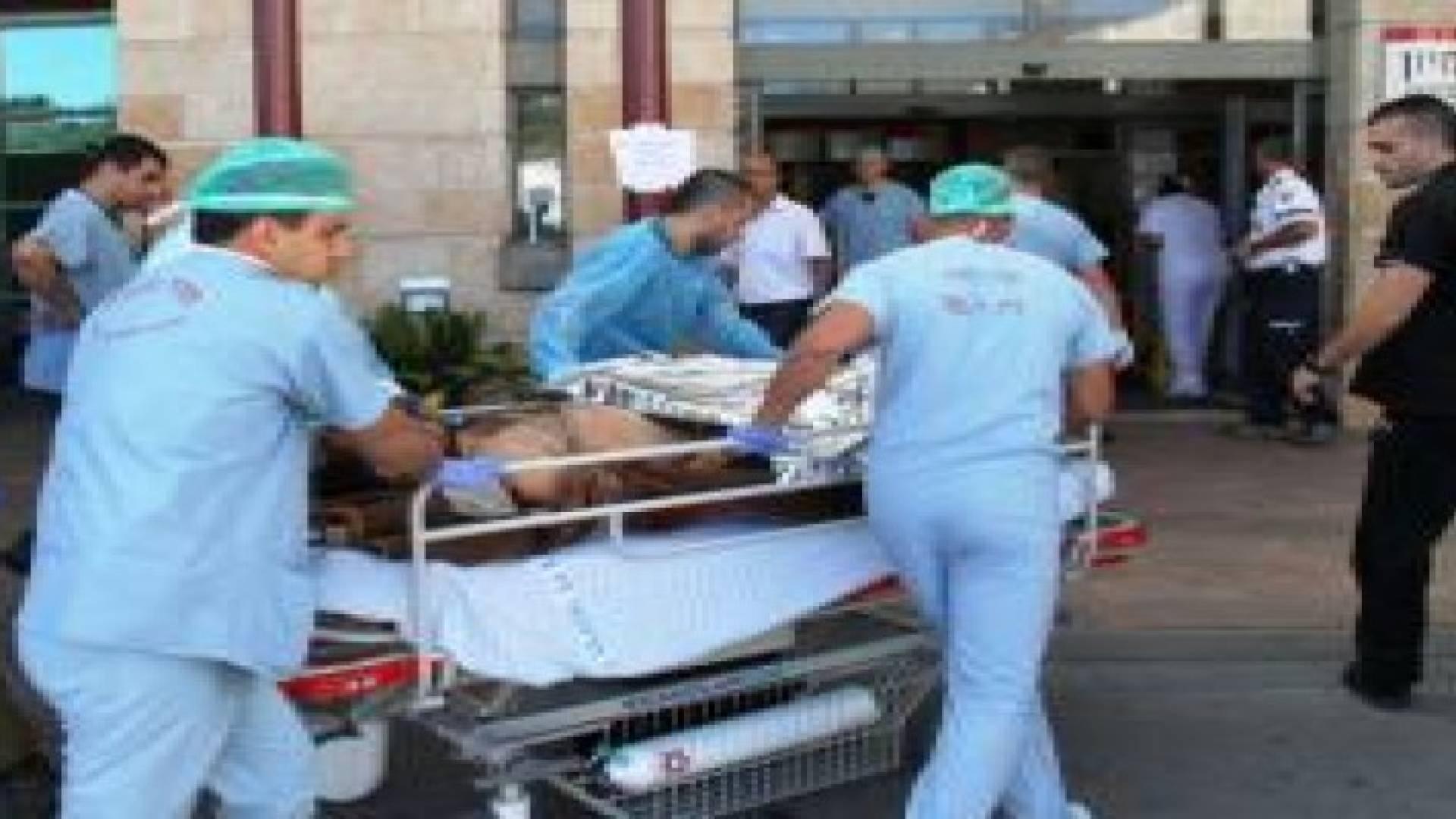 جيش الاحتلال يطارد شابا بالخليل بزعم محاولة "طعن" جندي