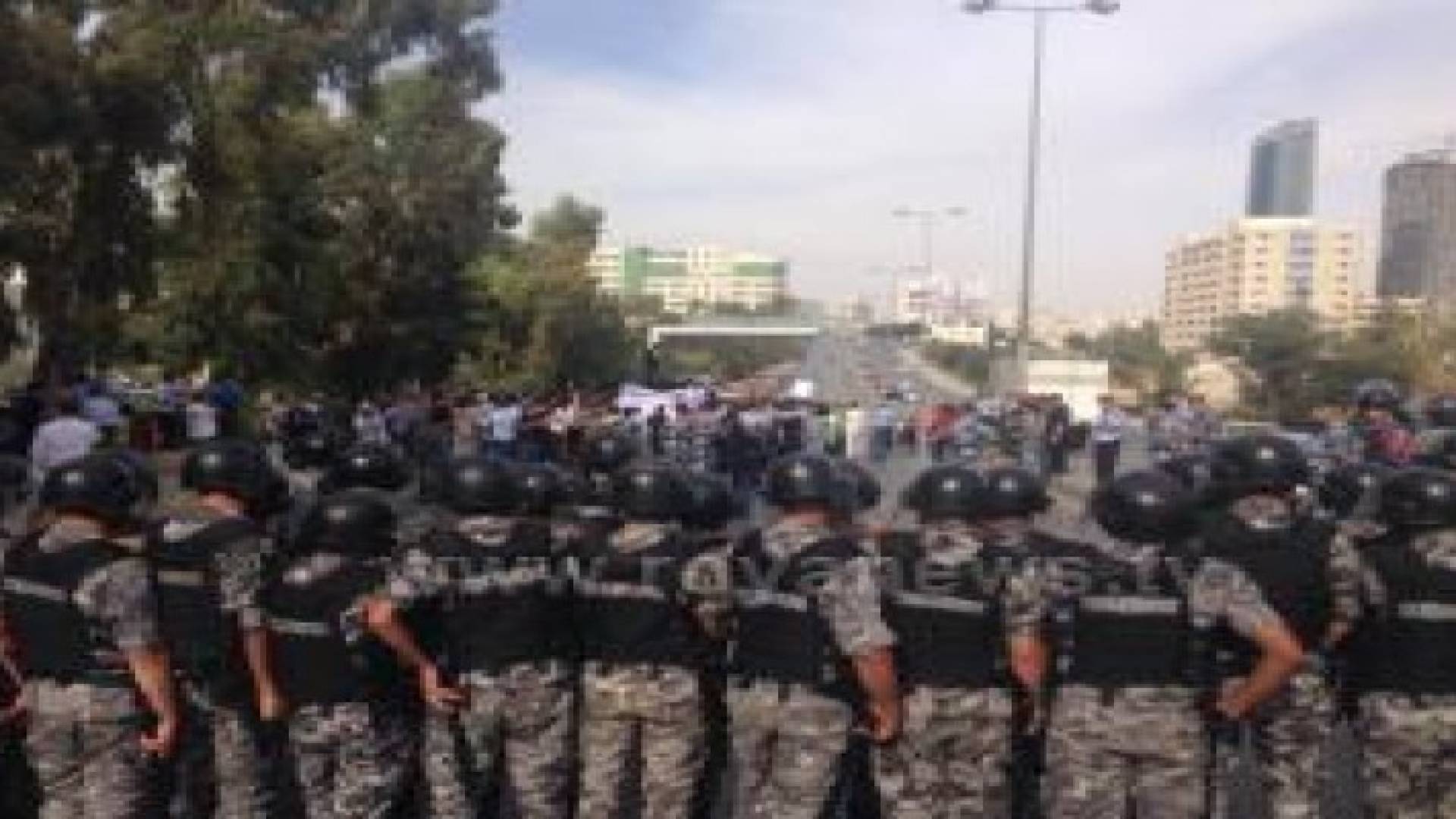 بالصور: منع مسيرة " النقابات" من الوصول الى "رئاسة الوزراء"