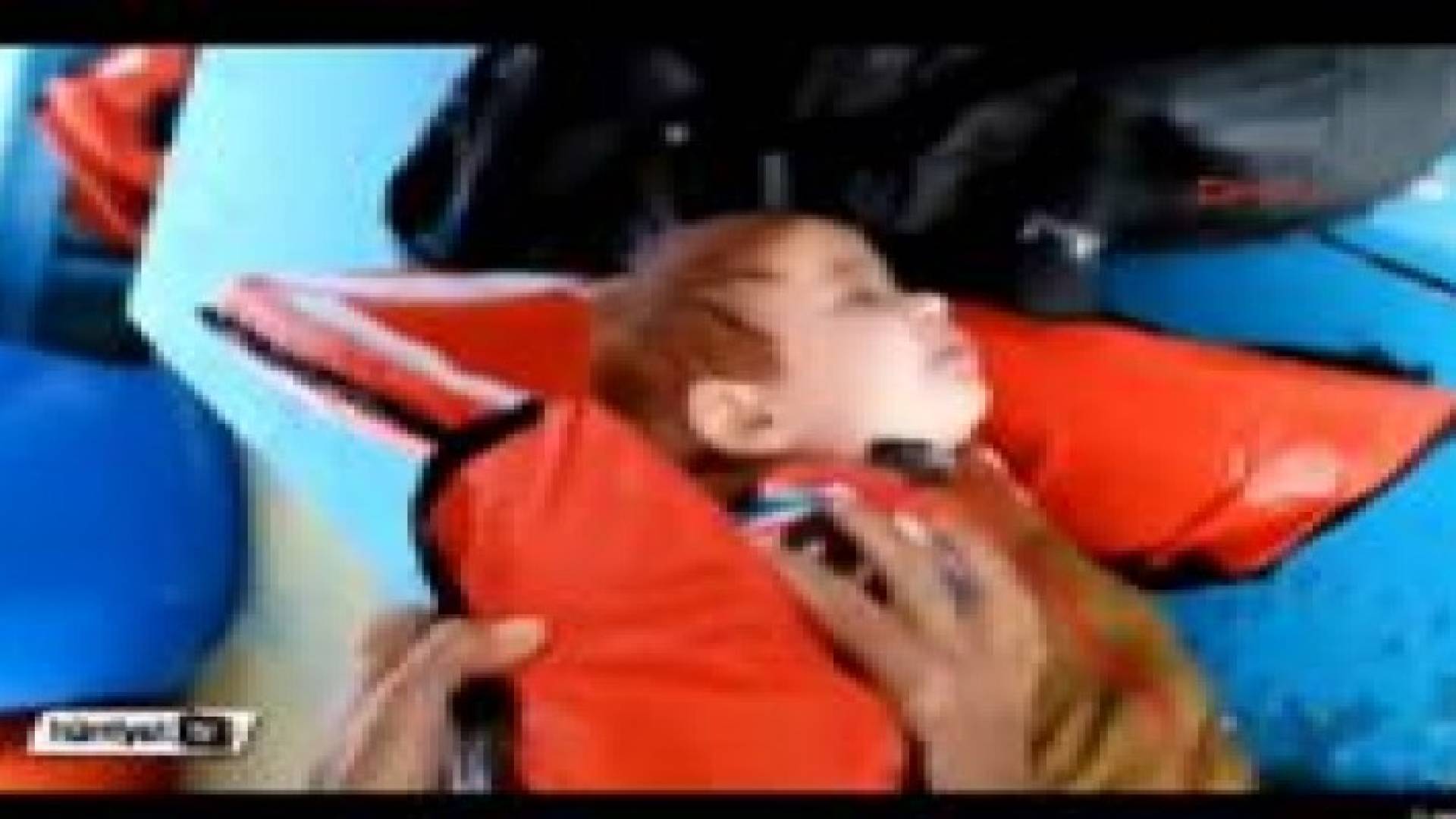 بالفيديو: معجزة إنقاذ رضيع سوري في عرض البحر