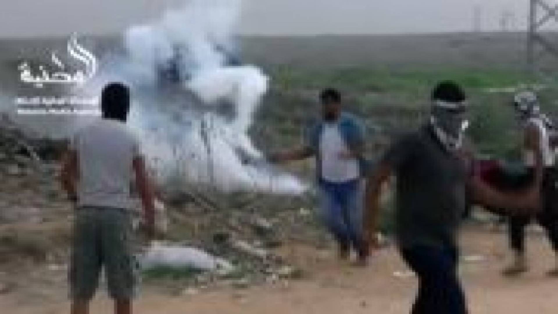 بالفيديو: شاب فلسطيني "يرقص" حاملا "قنبلة غاز"