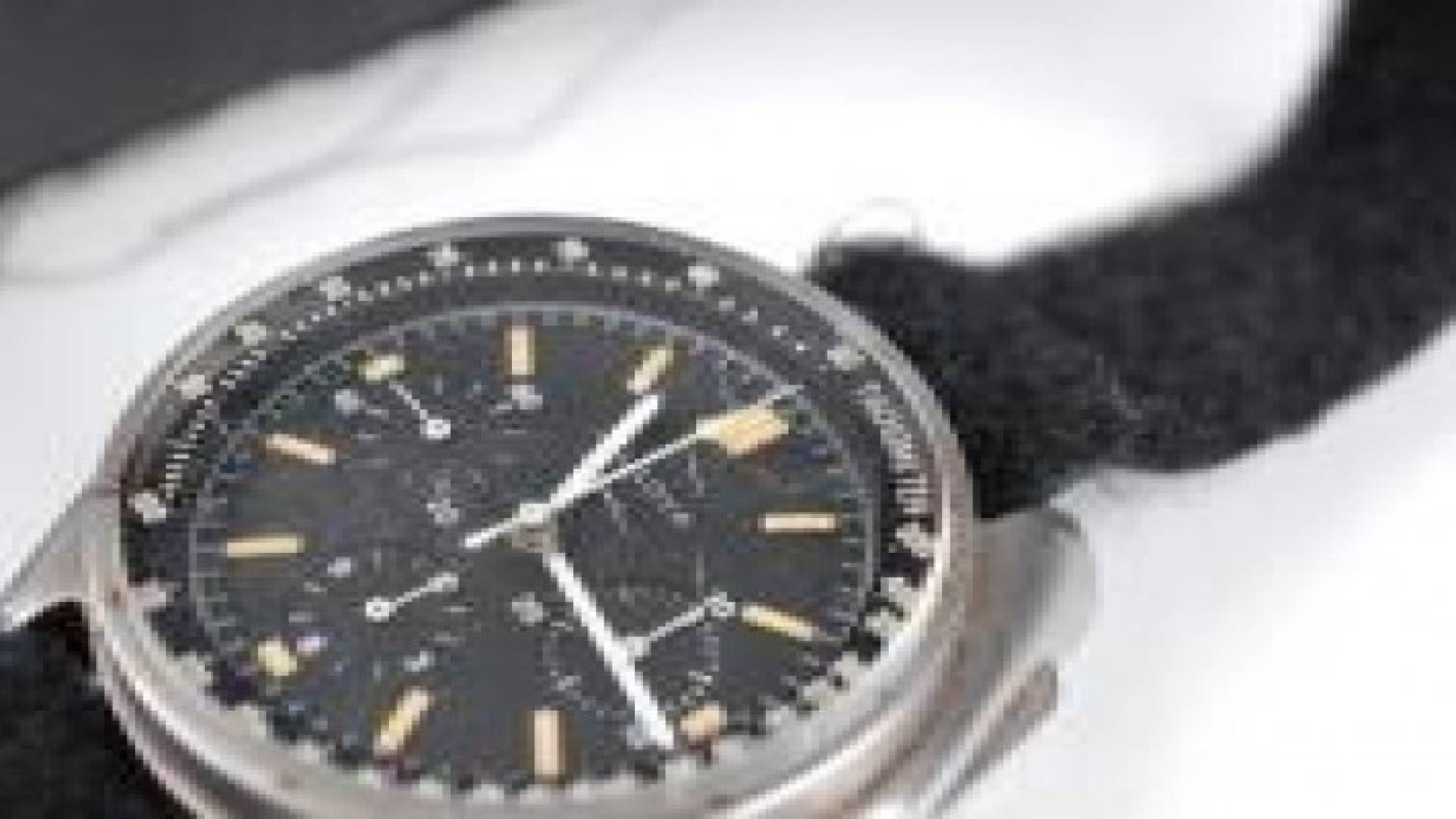 1.6 مليون دولار ثمن ساعة وضعها رائد فضاء على القمر