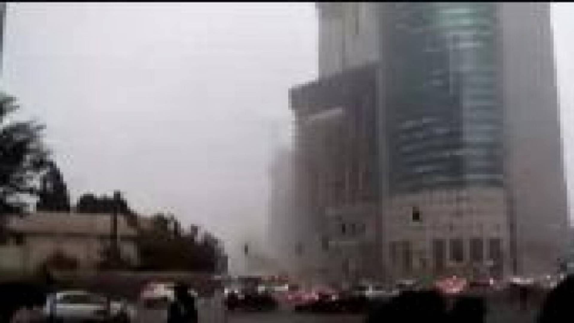 بالفيديو: سقوط رافعة في "تل أبيب" بسبب العواصف