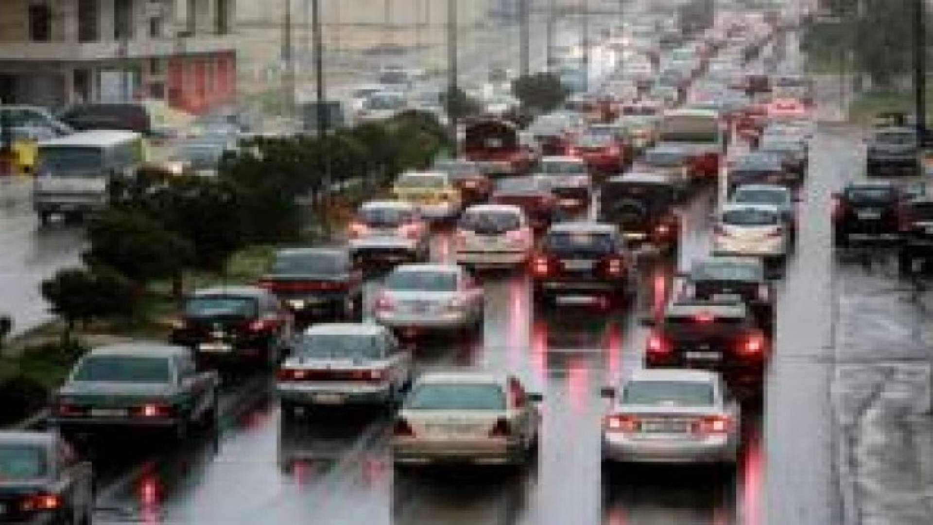 سقوط عامود على جسر ضاحية الياسمين يتسبب بأزمة خانقة