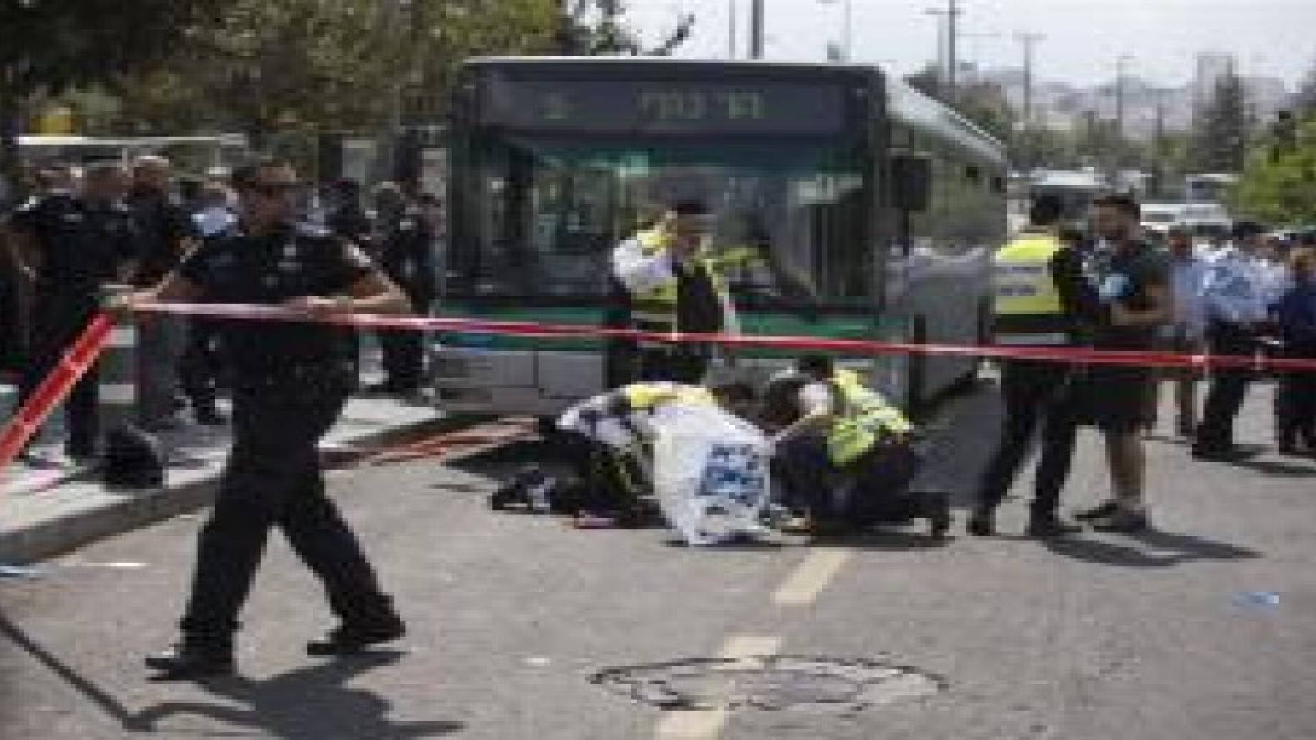 بالفيديو: شهيد بدعوى طعن جندي اسرائيلي بالخليل