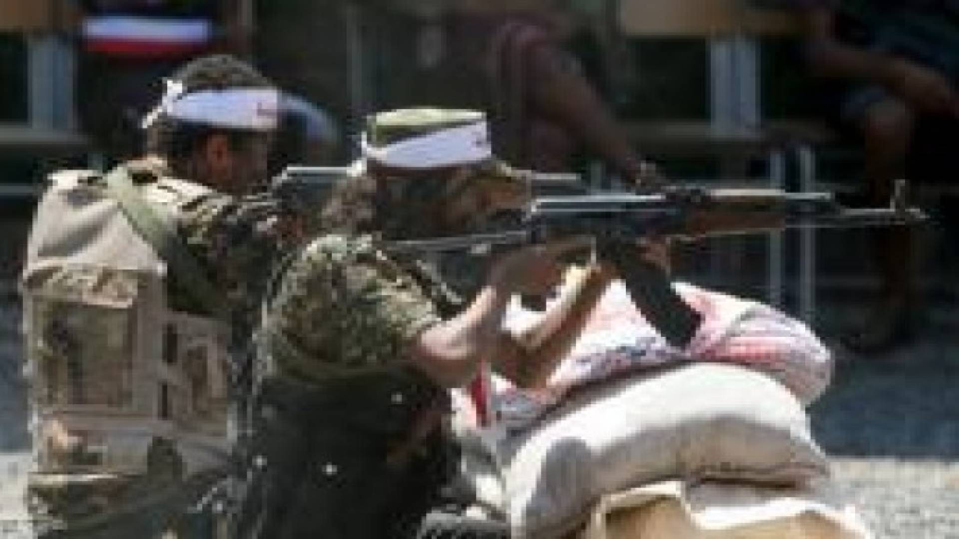 غارات على تعز وبوارج التحالف تقترب من المخا