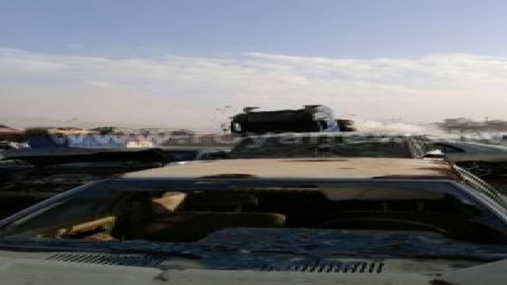 خمس وفيات و13 اصابة واحتراق عشرات المركبات في انفجار بجمرك عمان.. صور