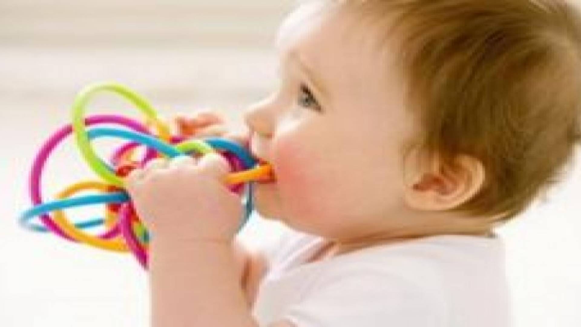 ‫ما العلامات الدالة على تسنين الطفل؟‬