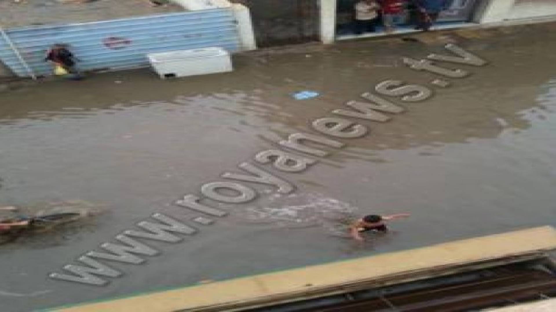 انقاذ (9) أشخاص داهمتهم المياه في الزرقاء