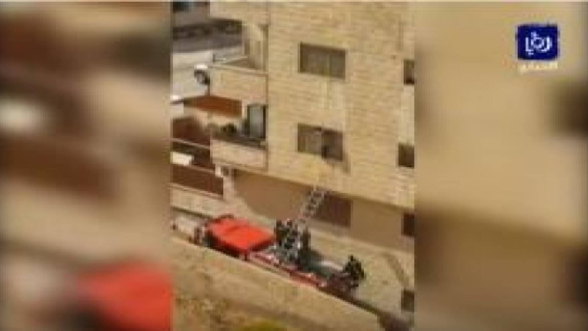 بالفيديو: خادمة تحاول الهروب من أحد نوافذ المنزل في عمان