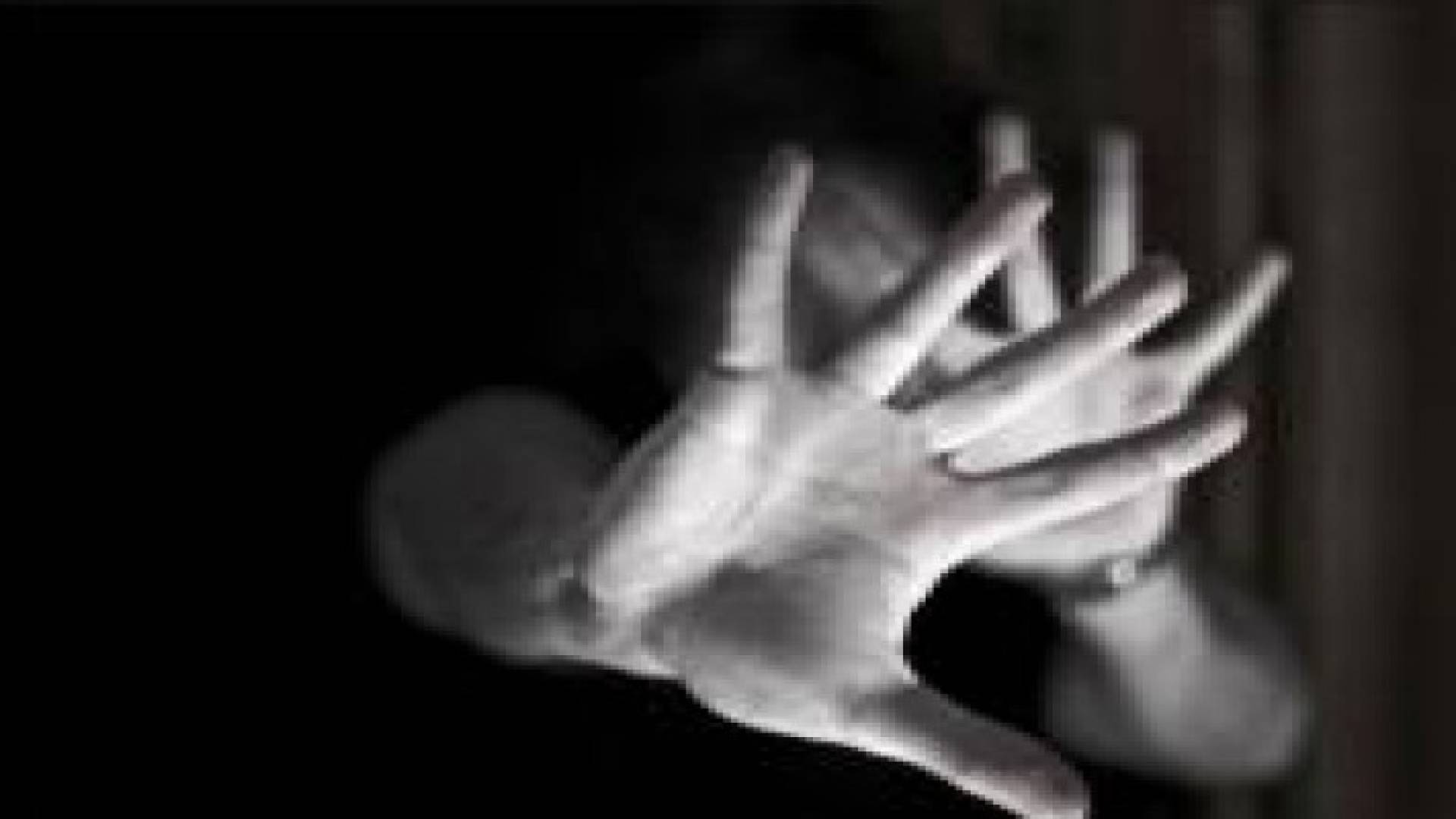 اتهام أب باغتصاب إبنته القاصر وهتك عرضها 4 مرات.. تفاصيل