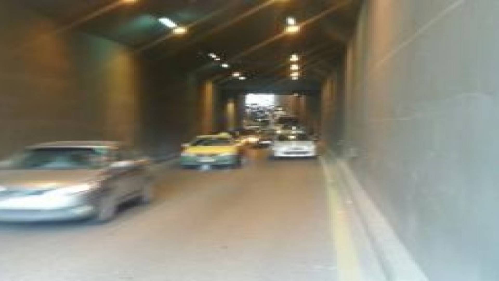 تعطل مركبة يشبب بأزمة سير خانقة بشارع الجيش شرق عمان .. صور