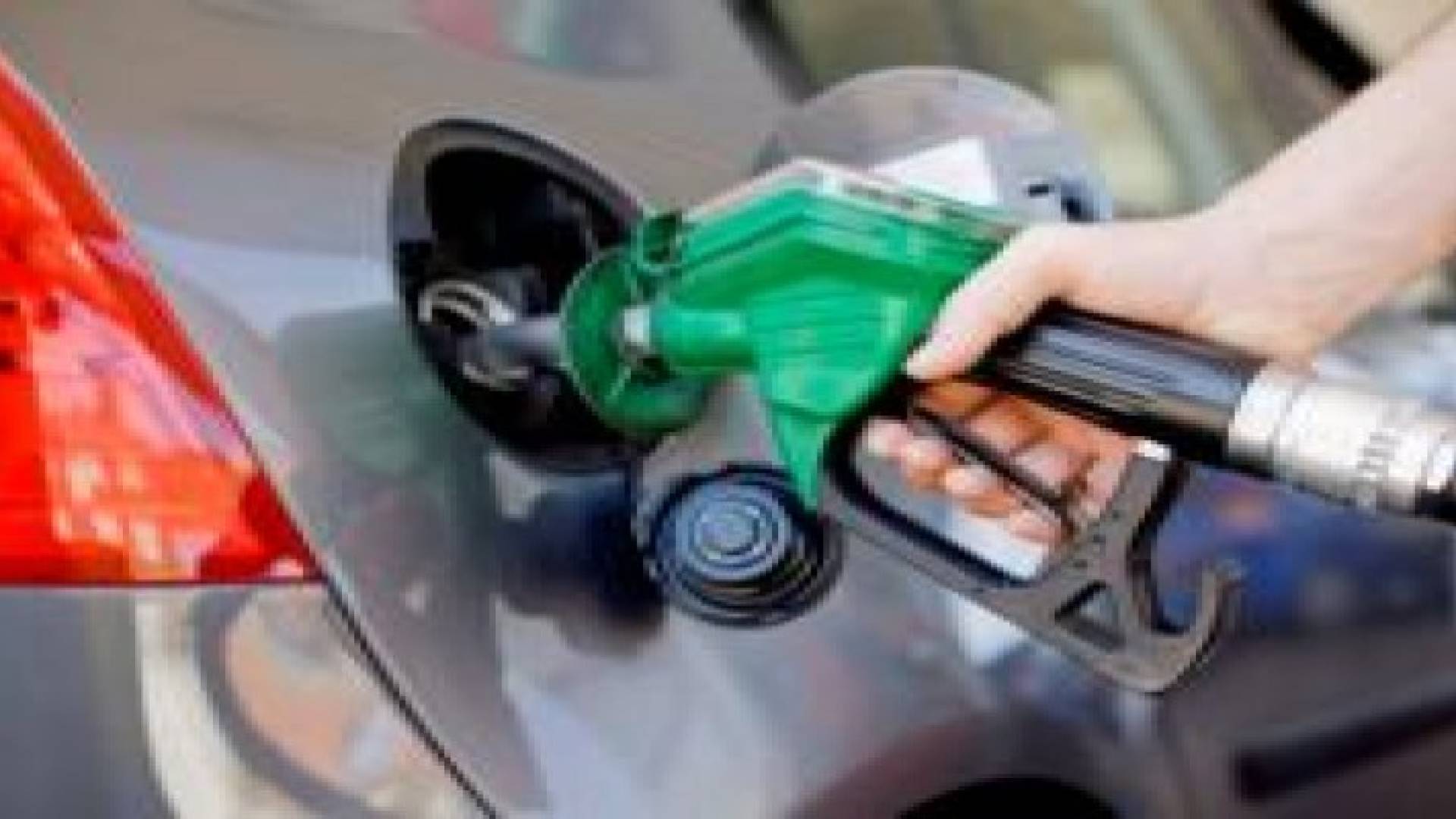 السعودية تدرس رفع أسعار الوقود محليا
