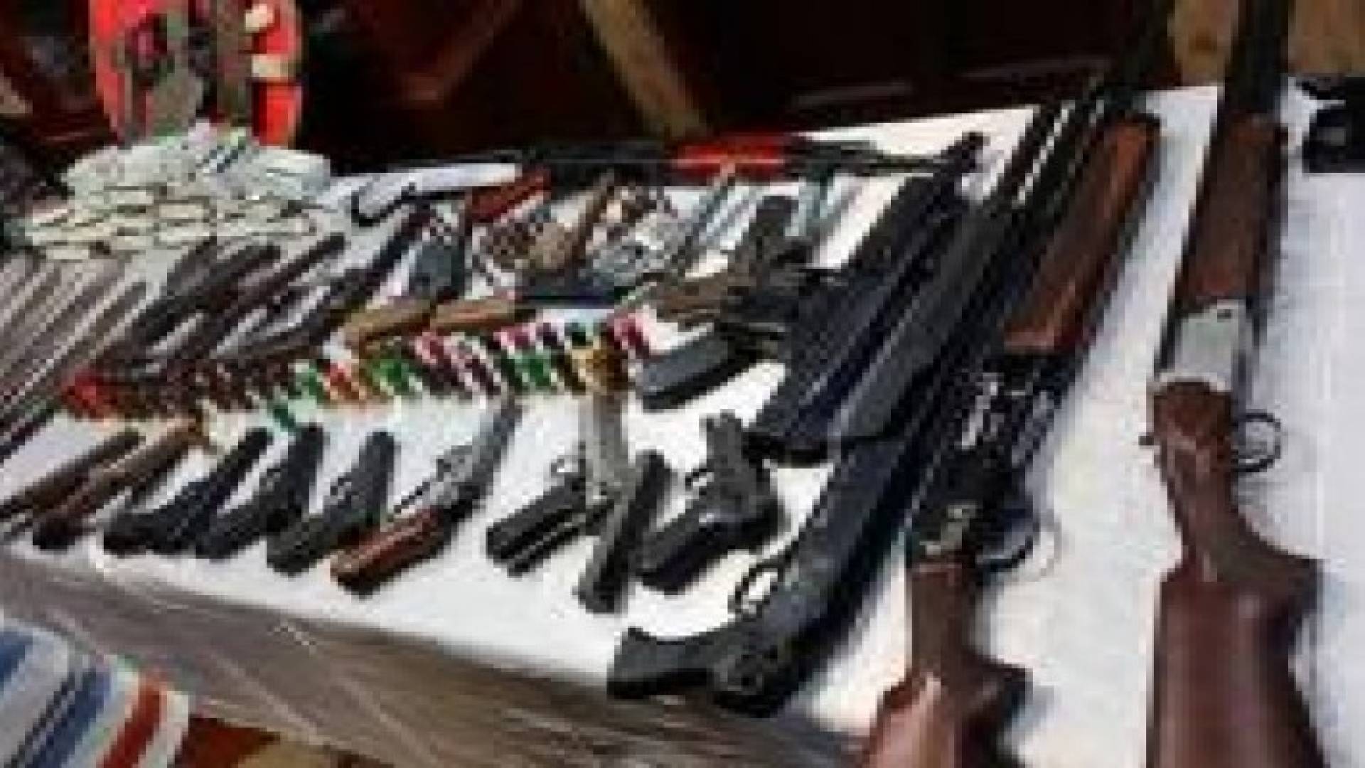 القبض على أمريكي بحوزته 10 آلاف قطعة سلاح في بيته