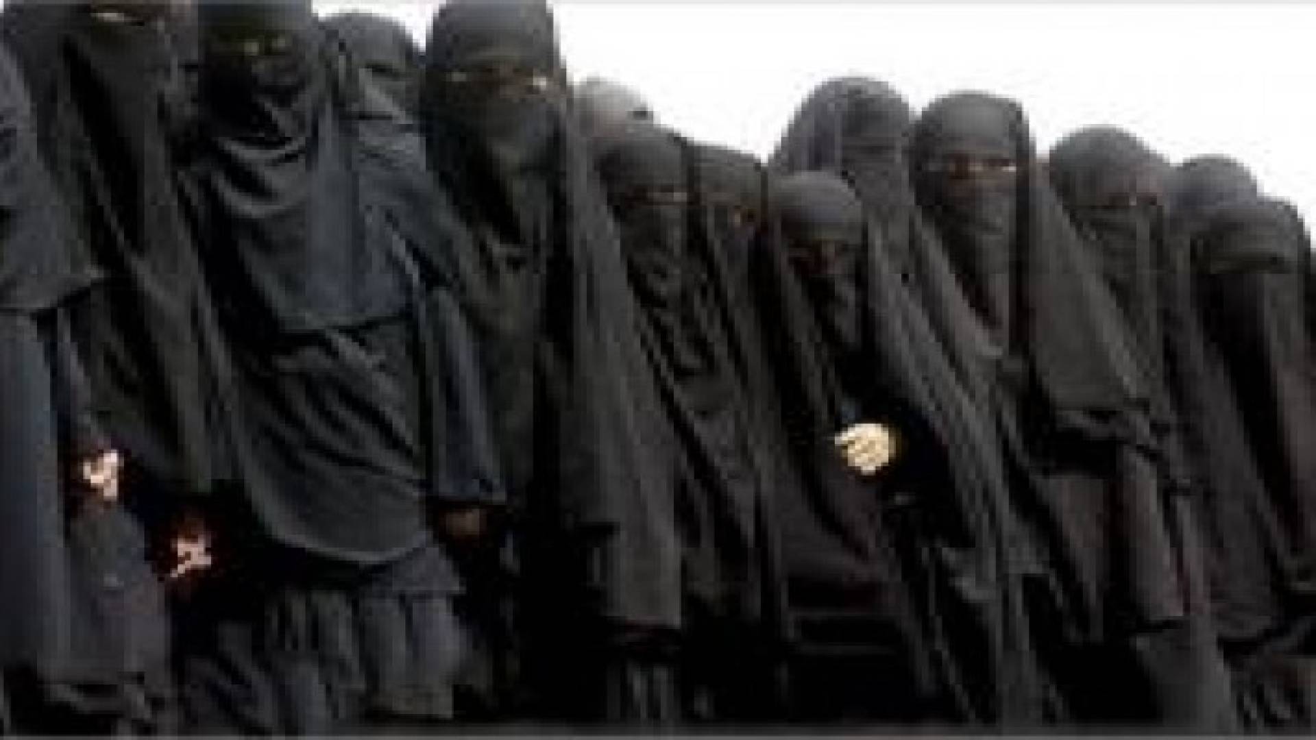 عائلات "داعش الإرهابي" تهرب من القصف الروسي