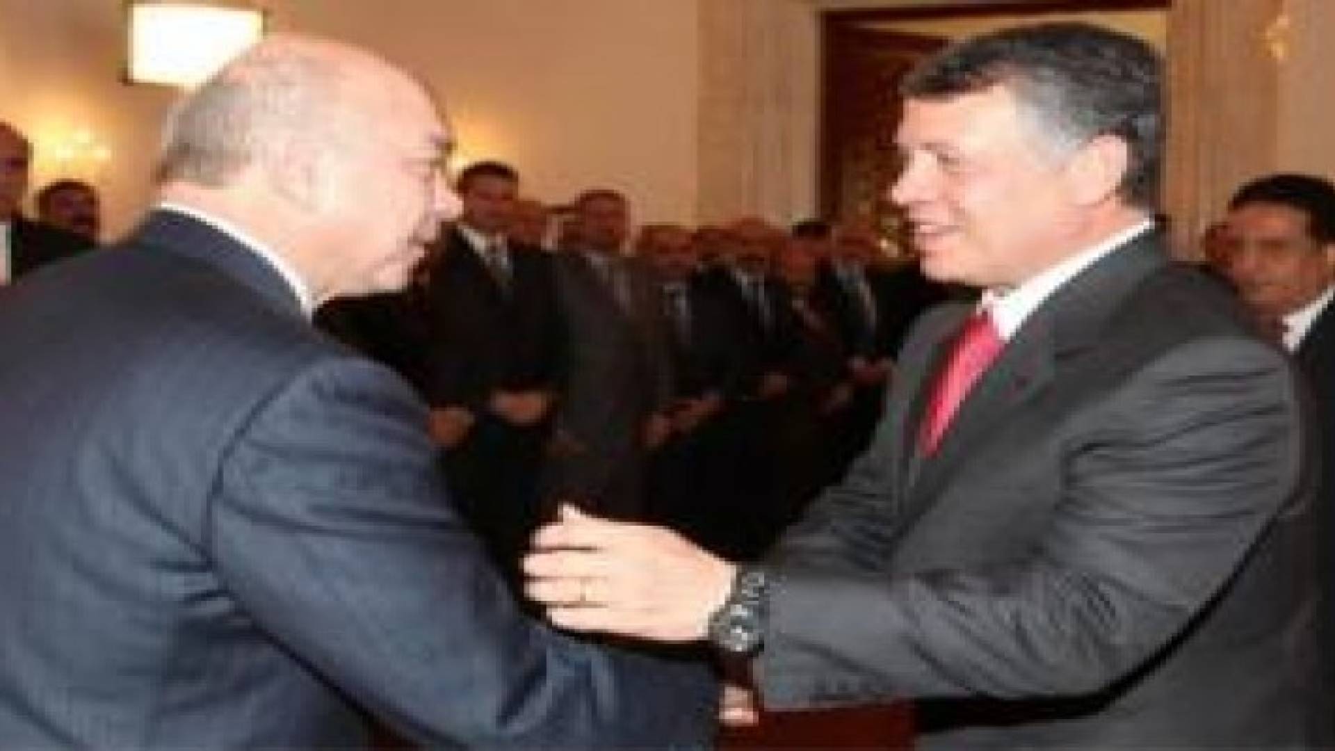 الملك يتلقى رسالة من رئيس مجلس الأعيان