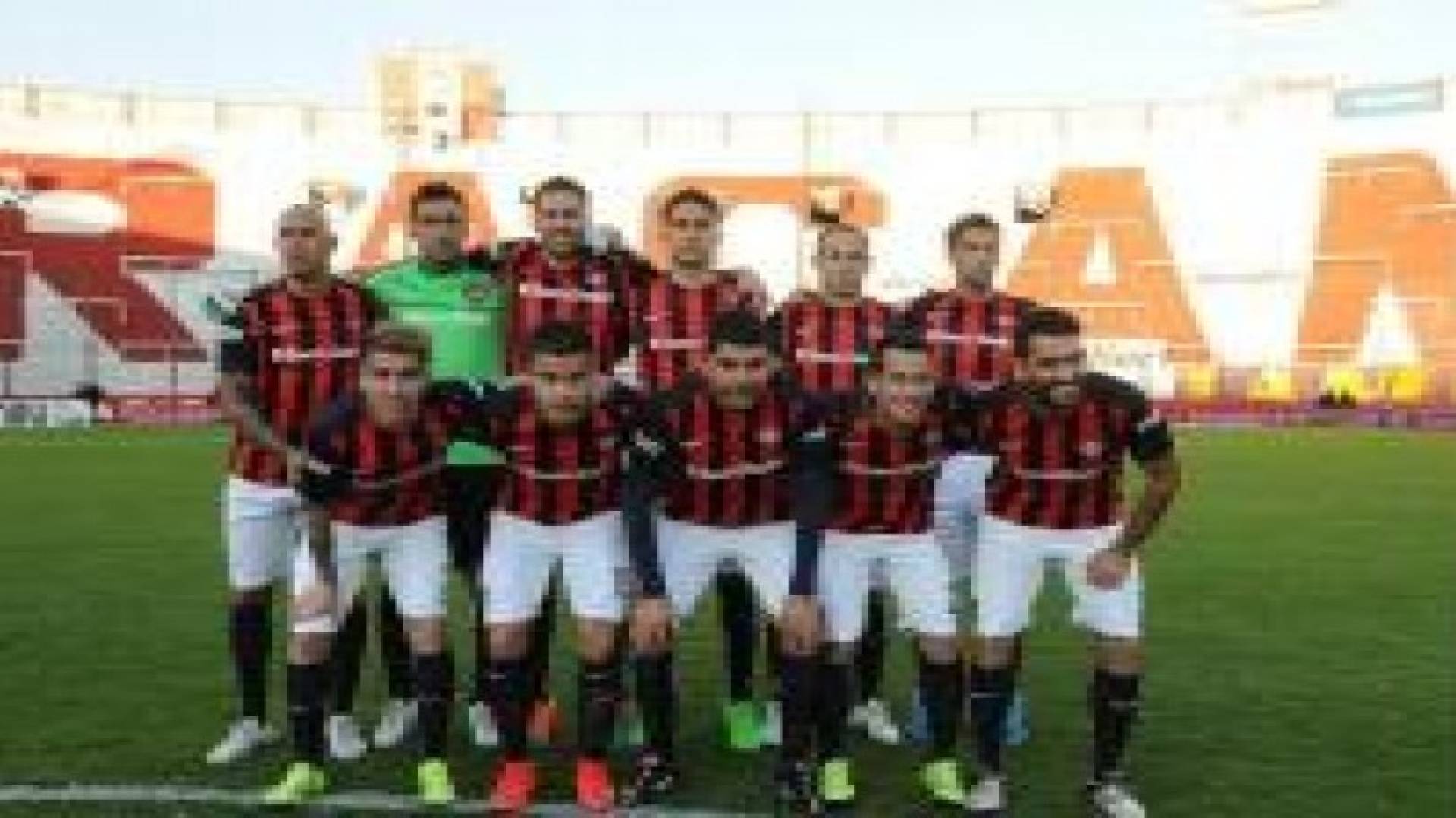 هوريكان يتأهل إلى نصف النهائي على حساب ديفينسور