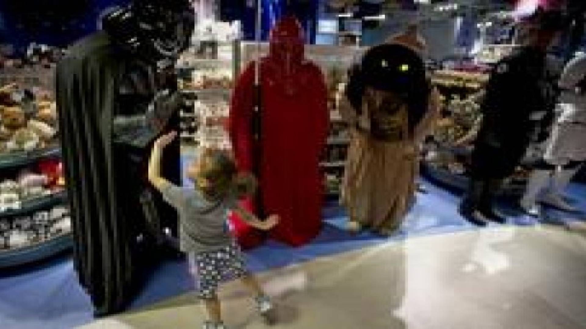 سحب أزياء عنصرية ضد الفلسطينيين و تناصر الاحتلال من متاجر أمريكية