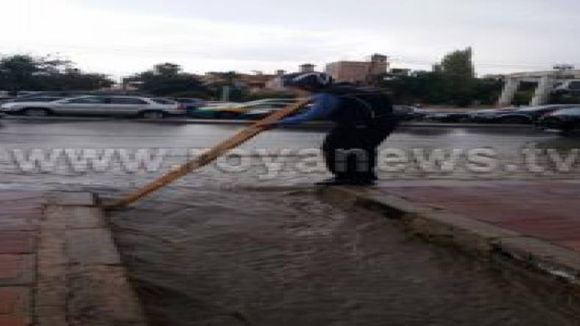 "السير " تفتح المناهل للحفاظ على ارتفاع منسوب المياه في شوارع العاصمة ..صور