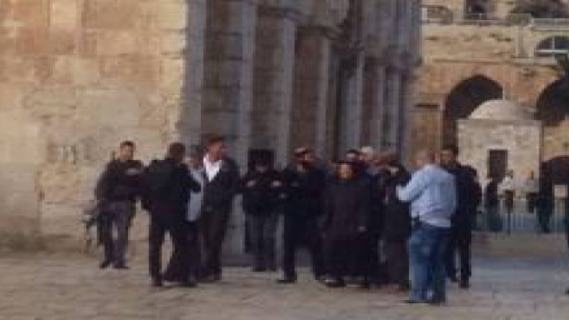 مستوطنون يواصلون اقتحامهم للأقصى وتهديدات باعتقال المصلين