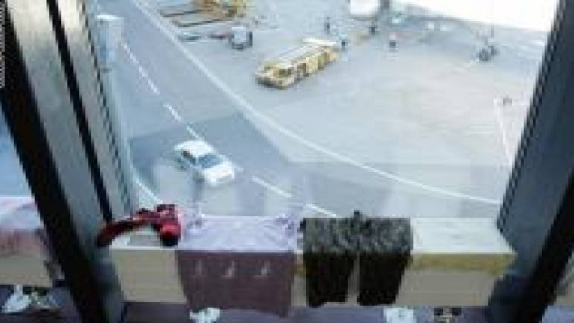 بالصور : شاهد كيف تعيش عائلة كردية بمطار في روسيا منذ قرابة الشهرين