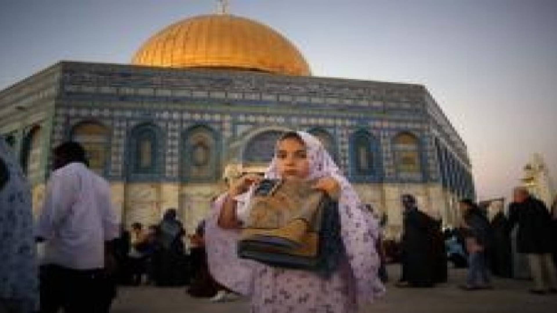 200 مواطن من غزة يصلون في الاقصى