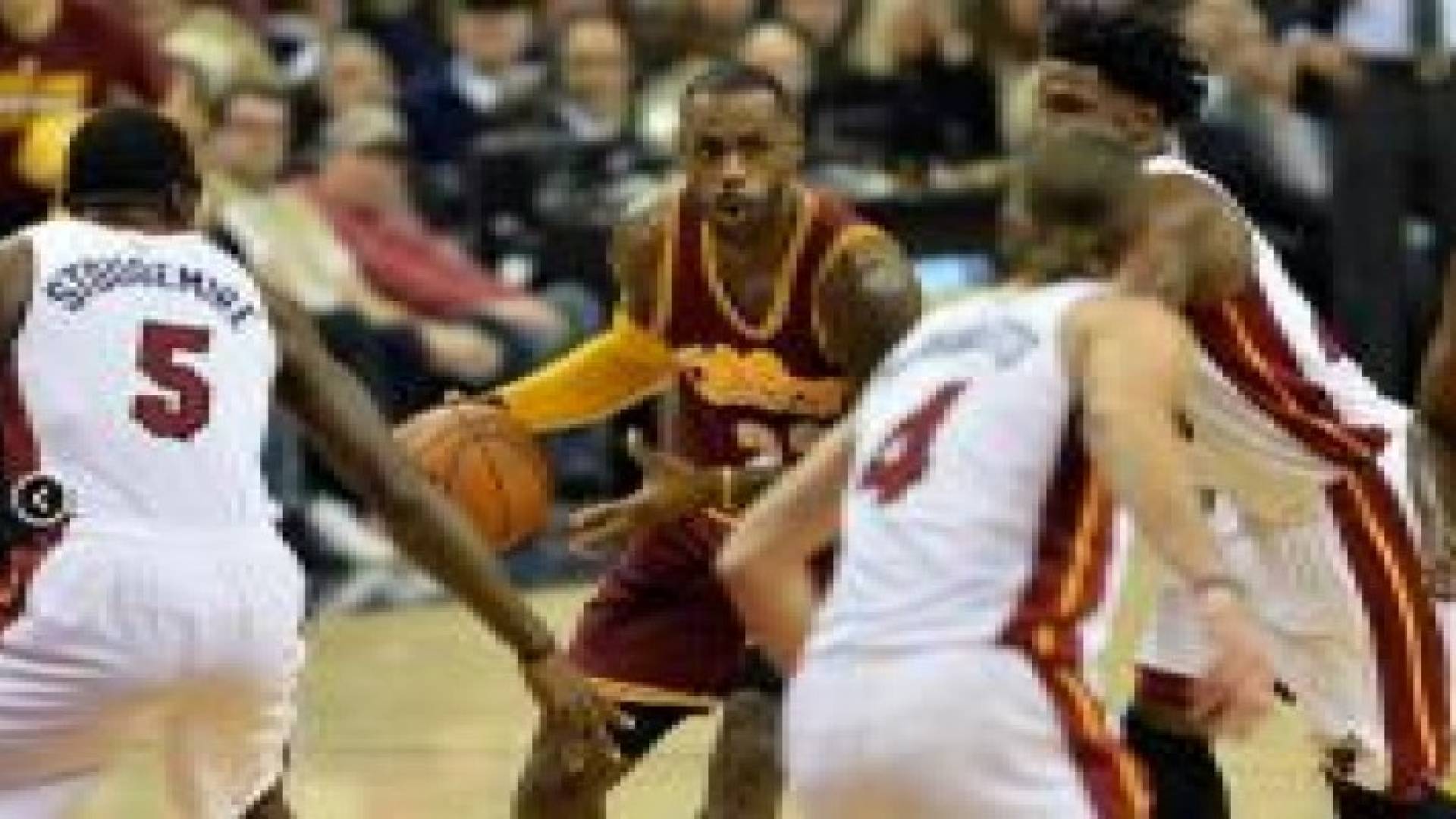 تألق جيمس يهدي كافاليرز الفوز على هيت بدوري السلة الأمريكي