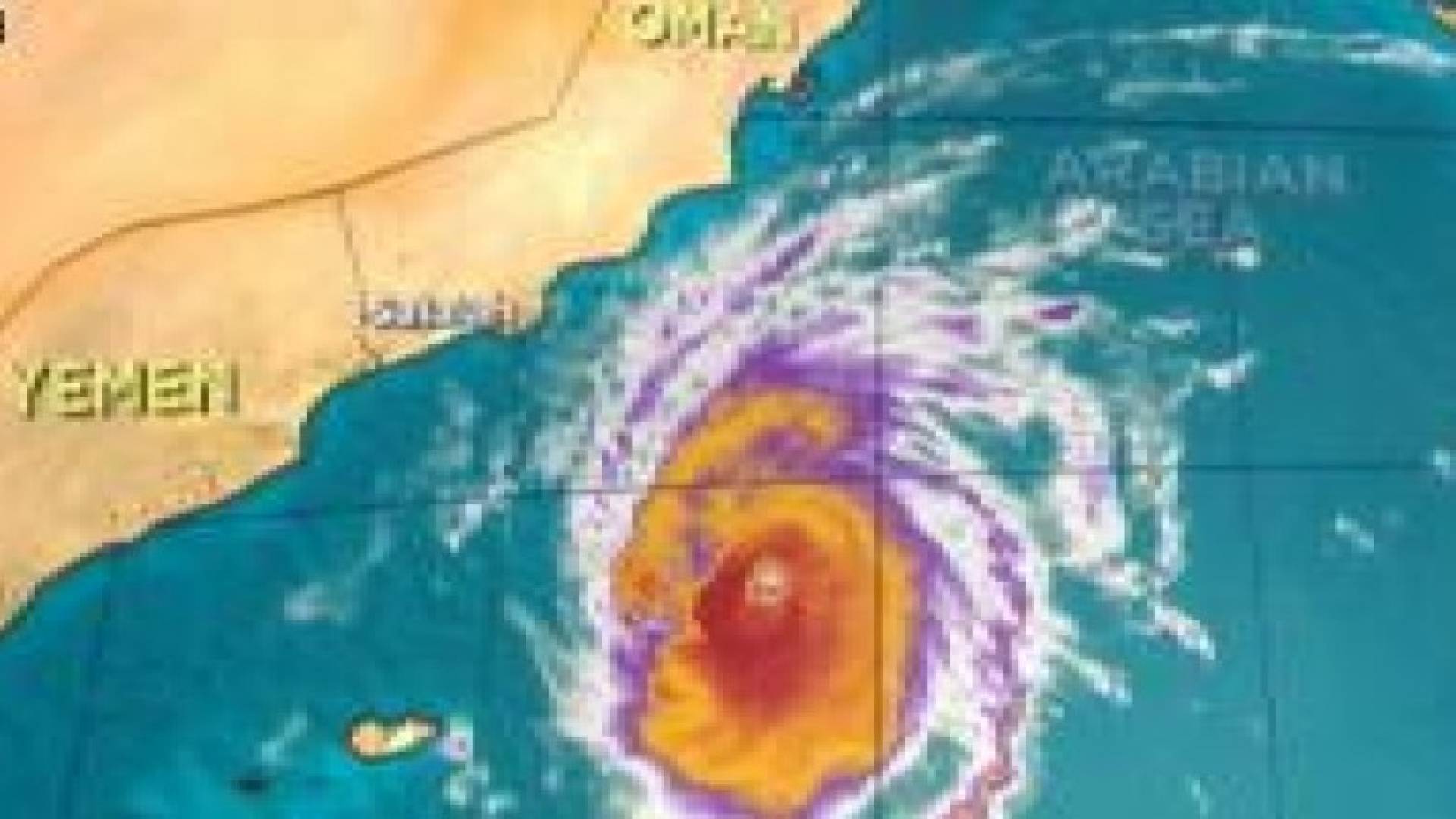 الإعصار "تشابالا" يهدد سلطنة عمان واليمن وسلاح الجو العماني يخلي مناطق مهددة