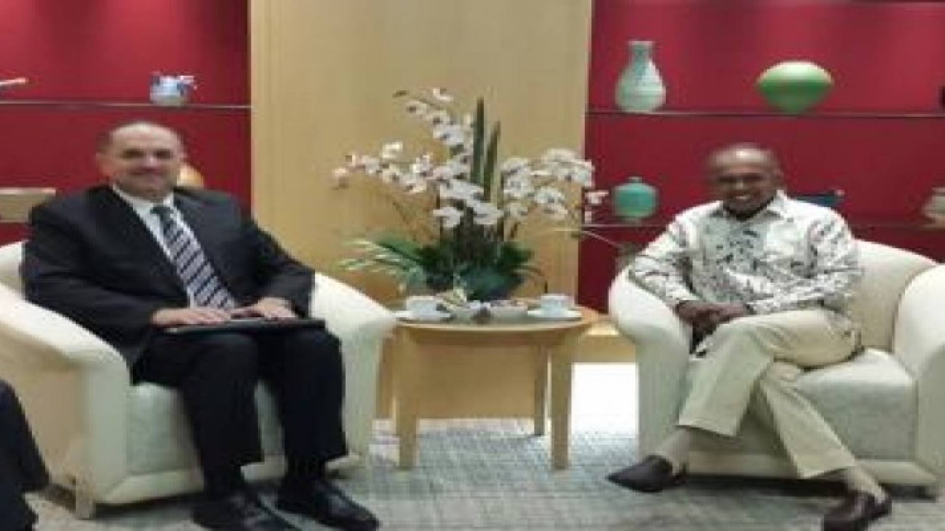 وزير العدل يلتقي وزير العدل السنغافوري ويطلع على التجربة في مجال حل المنازعات