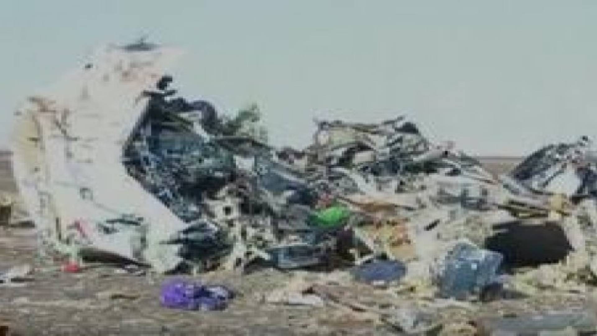 بالفيديو: المشاهد الأولى من مكان تحطم الطائرة الروسية بسيناء