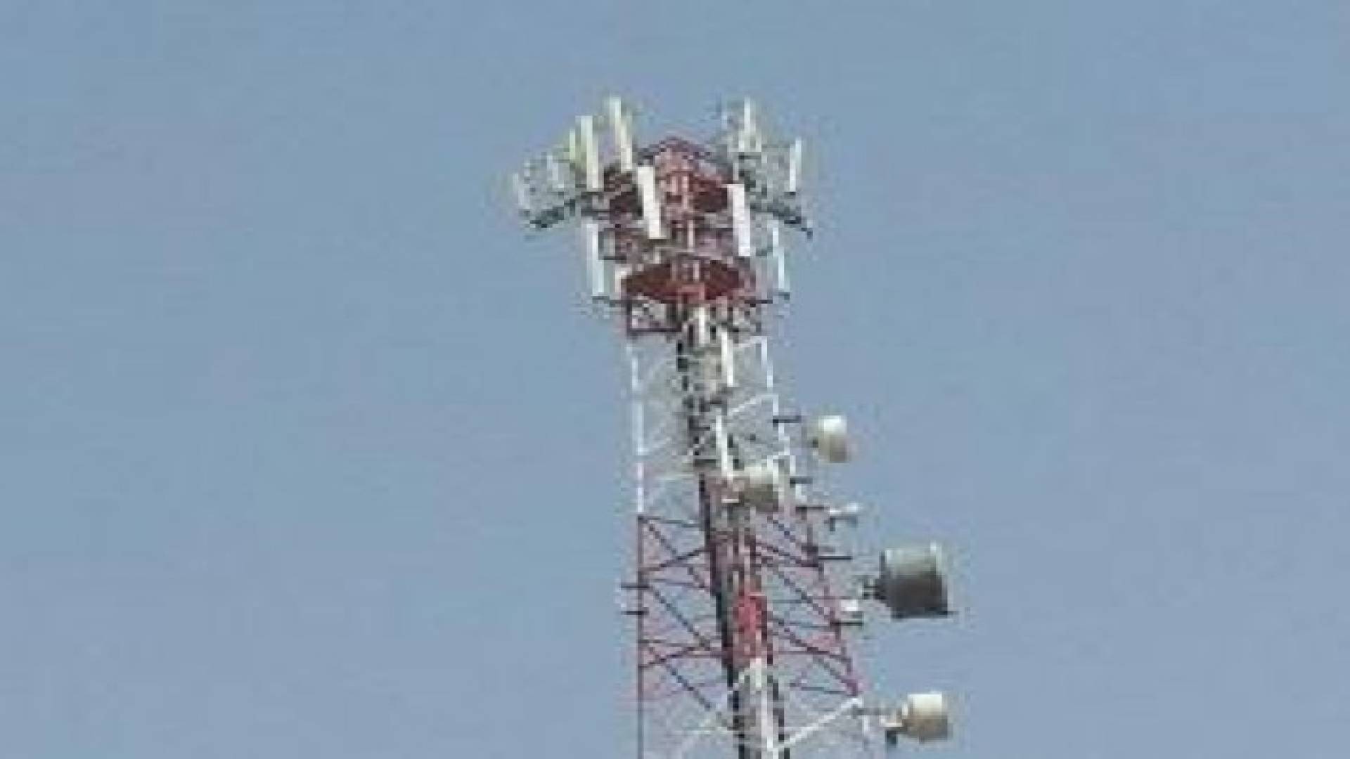 مأدبا : شاب يهدد بالانتحار من برج اتصالات