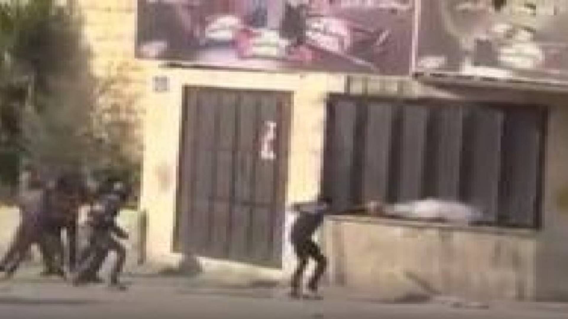 بالفيديو: فلسطيني يواجه جنود الاحتلال بألعاب نارية من "مسافة صفر"