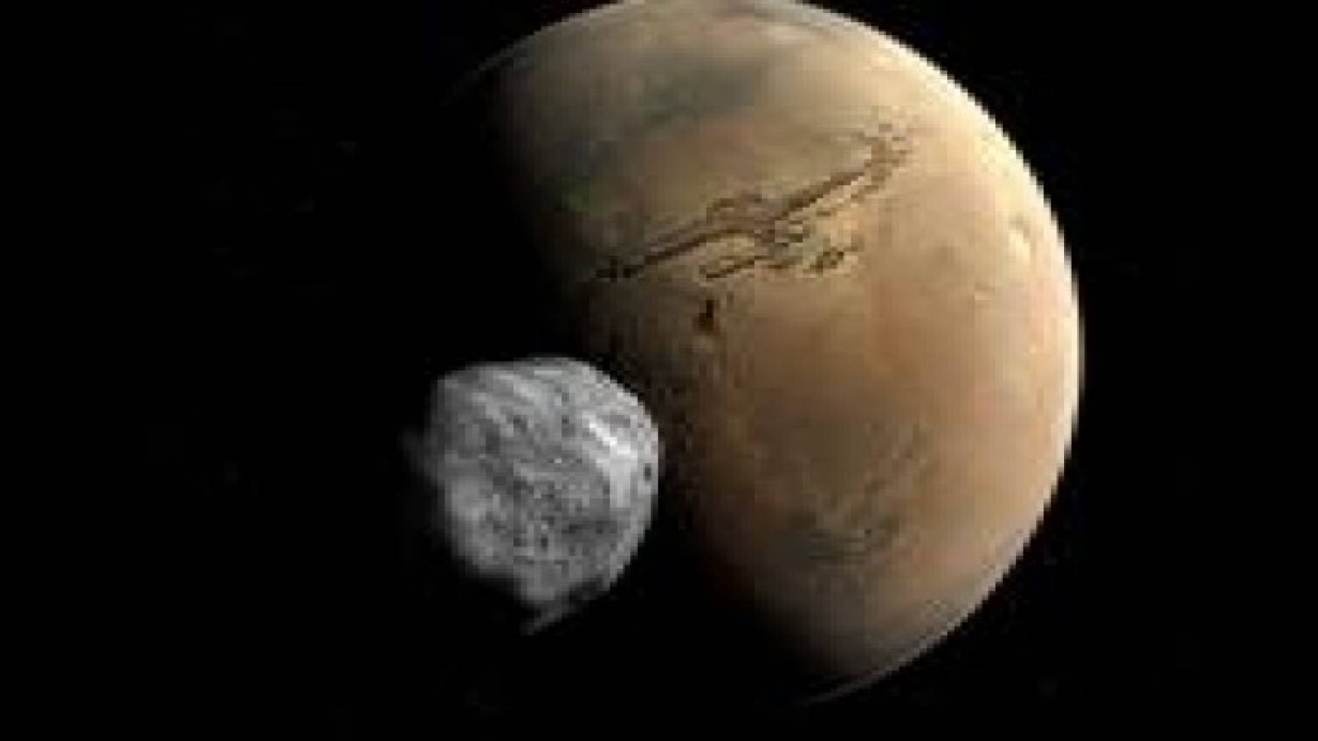 المريخ يدمر قمره الأقرب إليه "فوبوس"