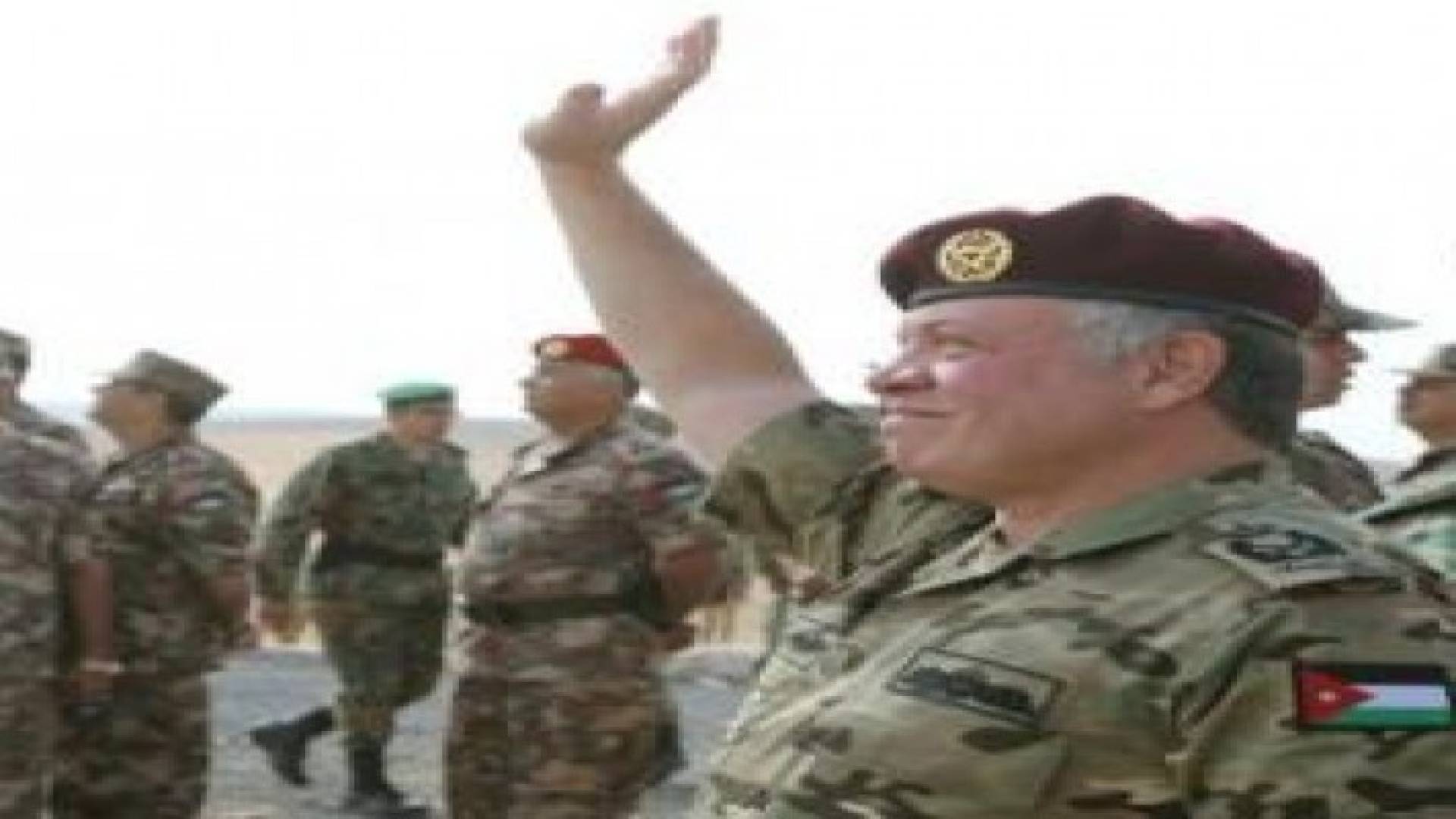 الملك يتابع تمرينا عسكريا