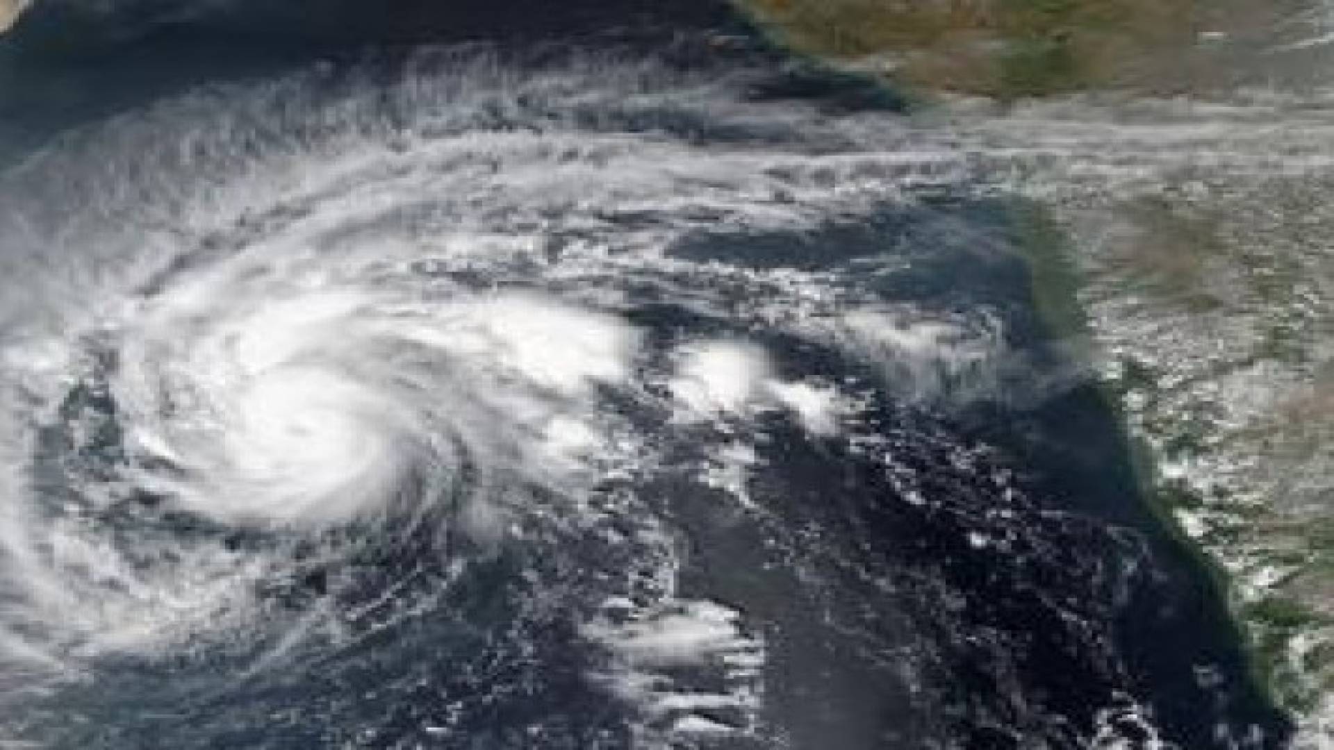 "تشابالا" يقتل 3 يمنيين بسقطرى.. ونزوح في حضرموت