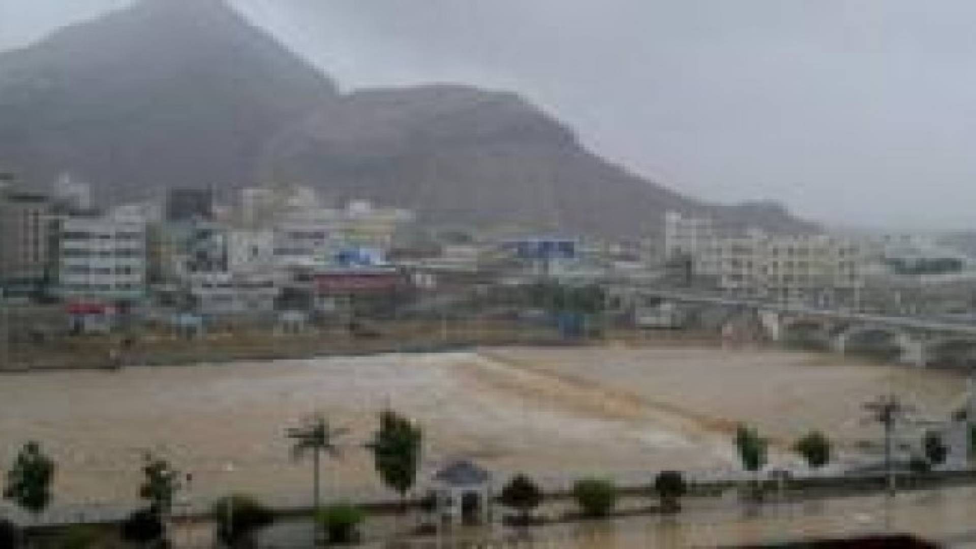 بالفيديو: "تشابالا" يضرب جنوب اليمن ويخلف قتلى ومشردين