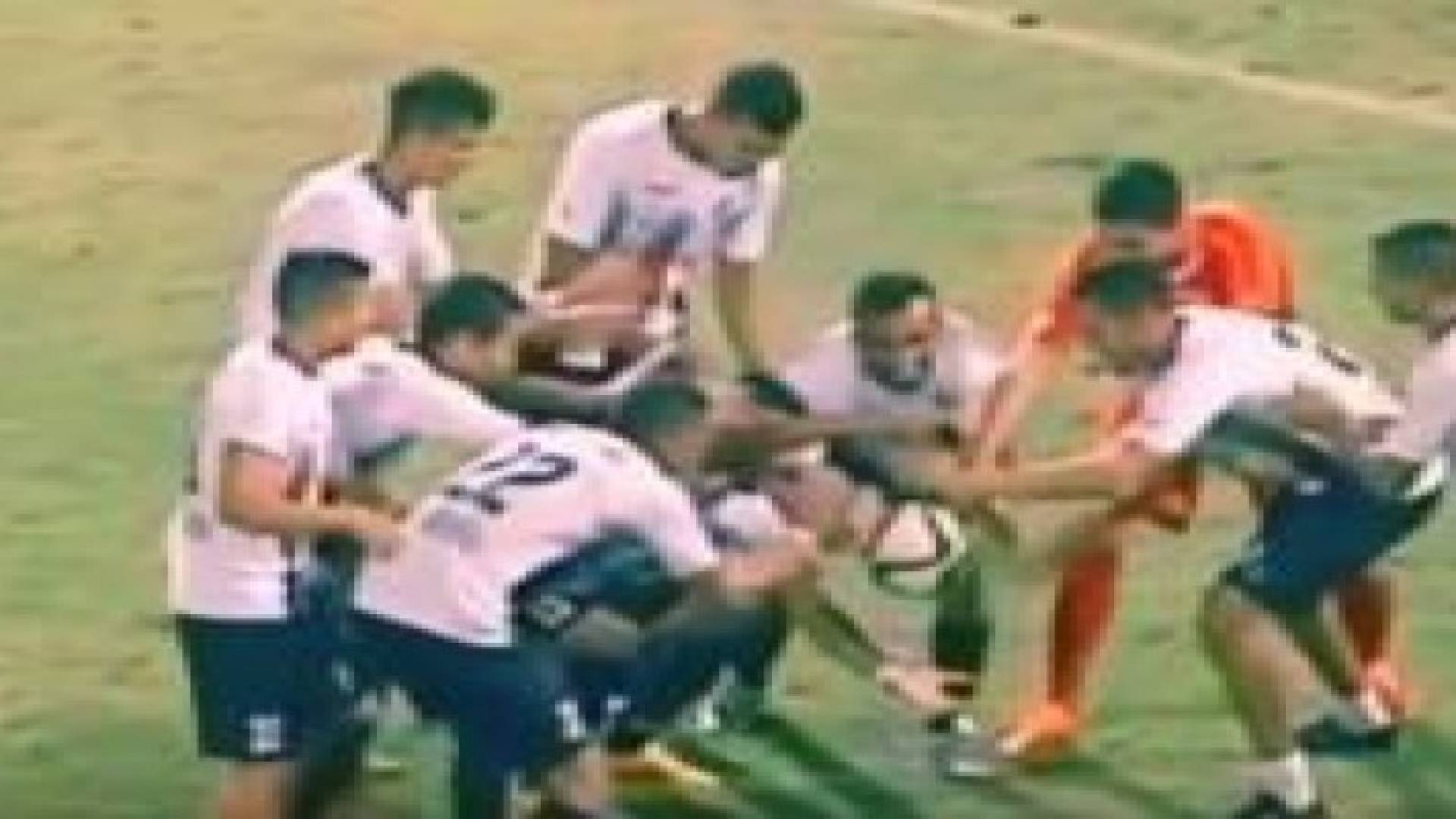 بالفيديو.. لاعب يجعل الكرة تطفو في الهواء عقب تسجيله هدفا