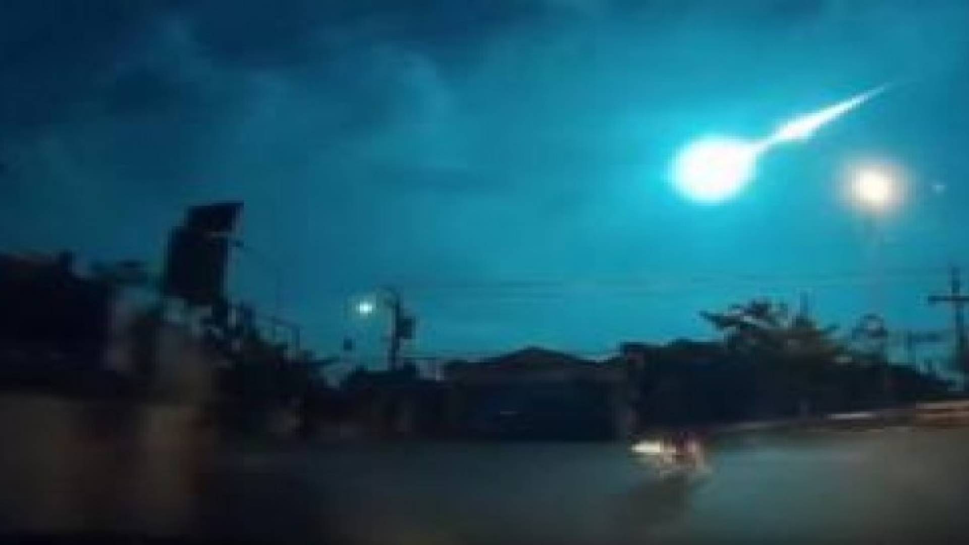 بالفيديو: نيزك يضيء السماء في تايلاند