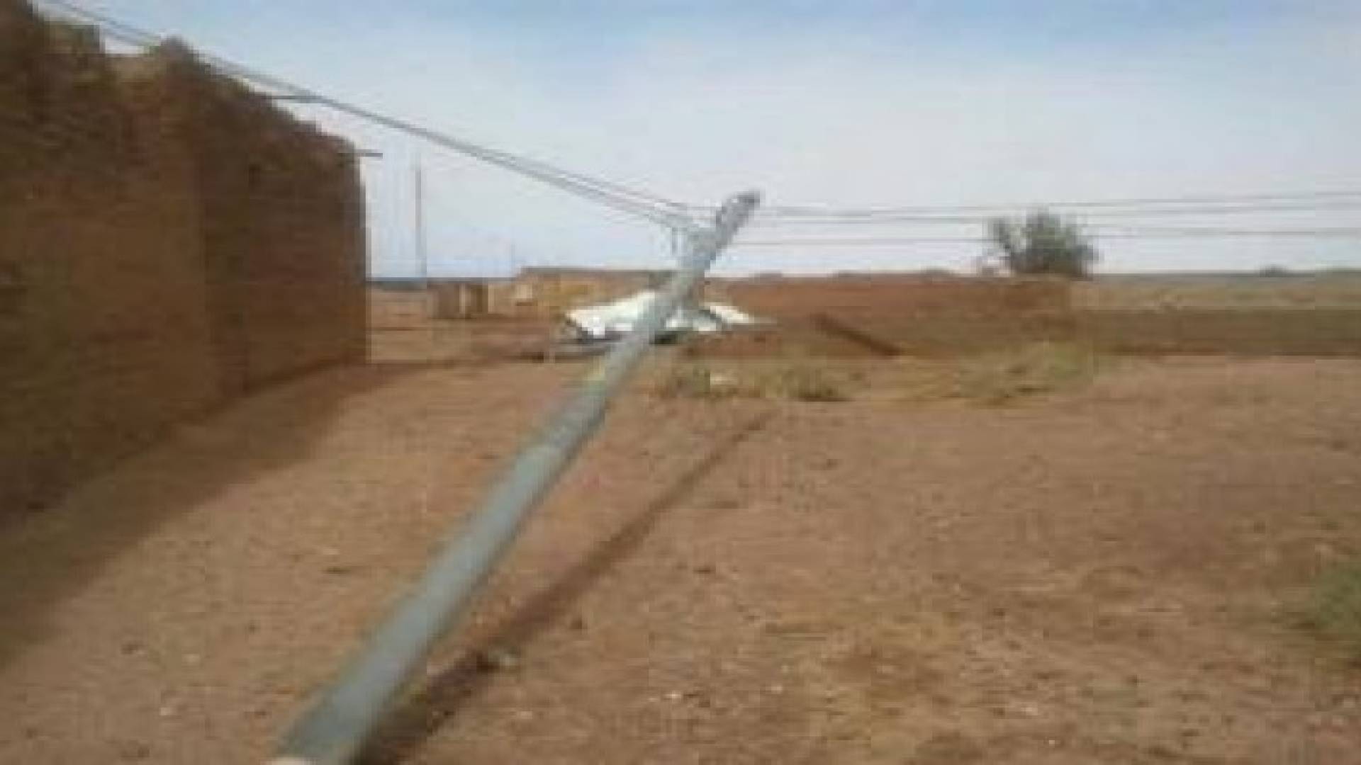 رياح قوية تسقط اعمدة كهرباء بالاغوار الجنوبية