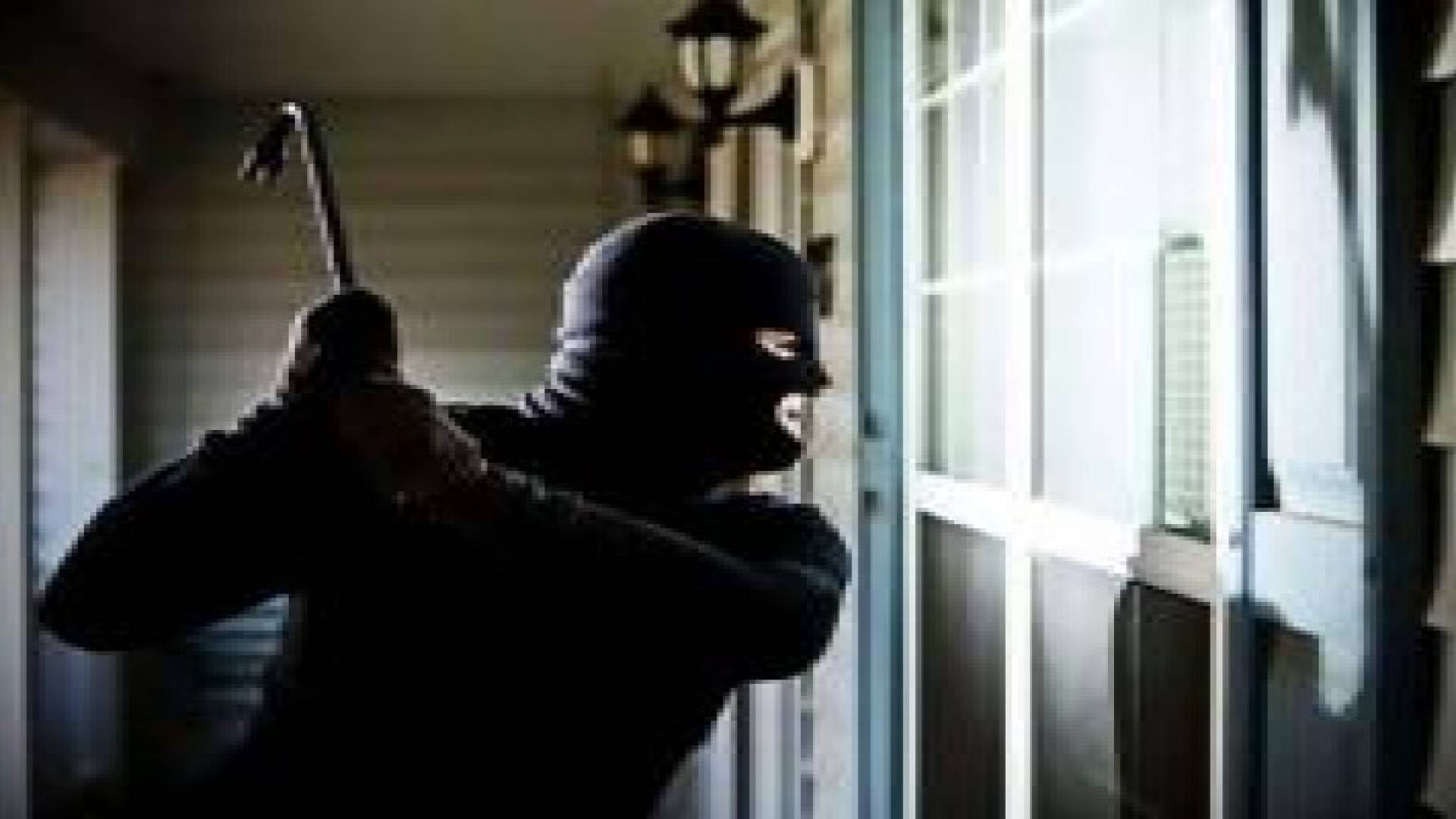 فتحوا جدارا في المحل: لصوص يسرقون 5000 دينار في المقابلين