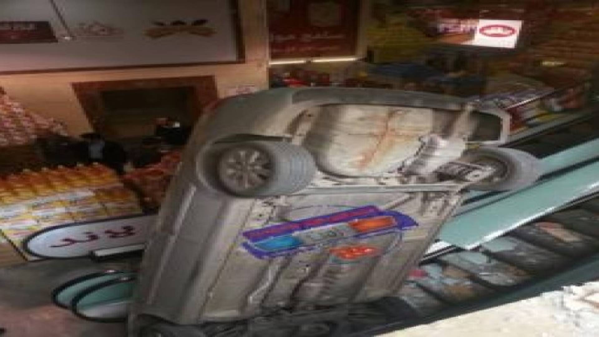 تدهور سيارة ودخولها الى مول تجاري في صويلح .. صور