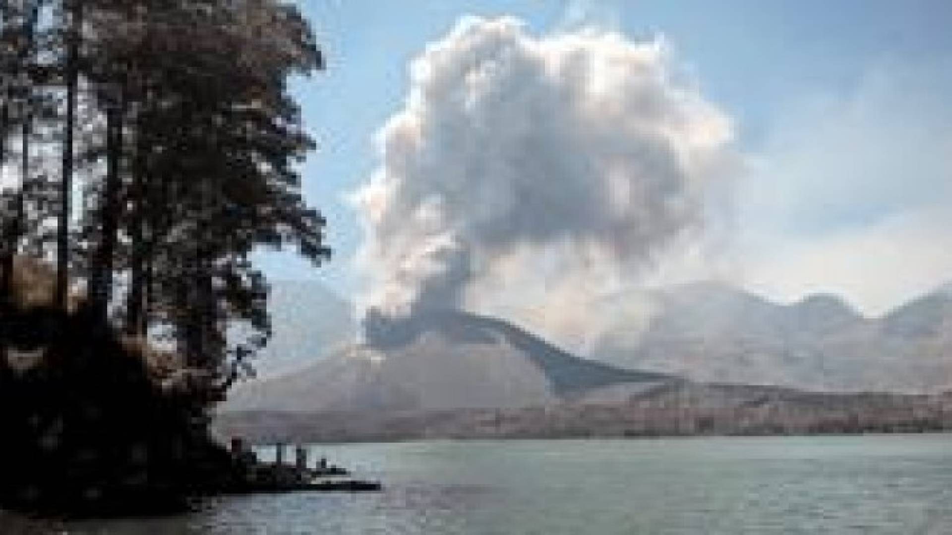 إندونيسيا.. بركان ثائر يغلق مطار بالي ويلغي 700 رحلة