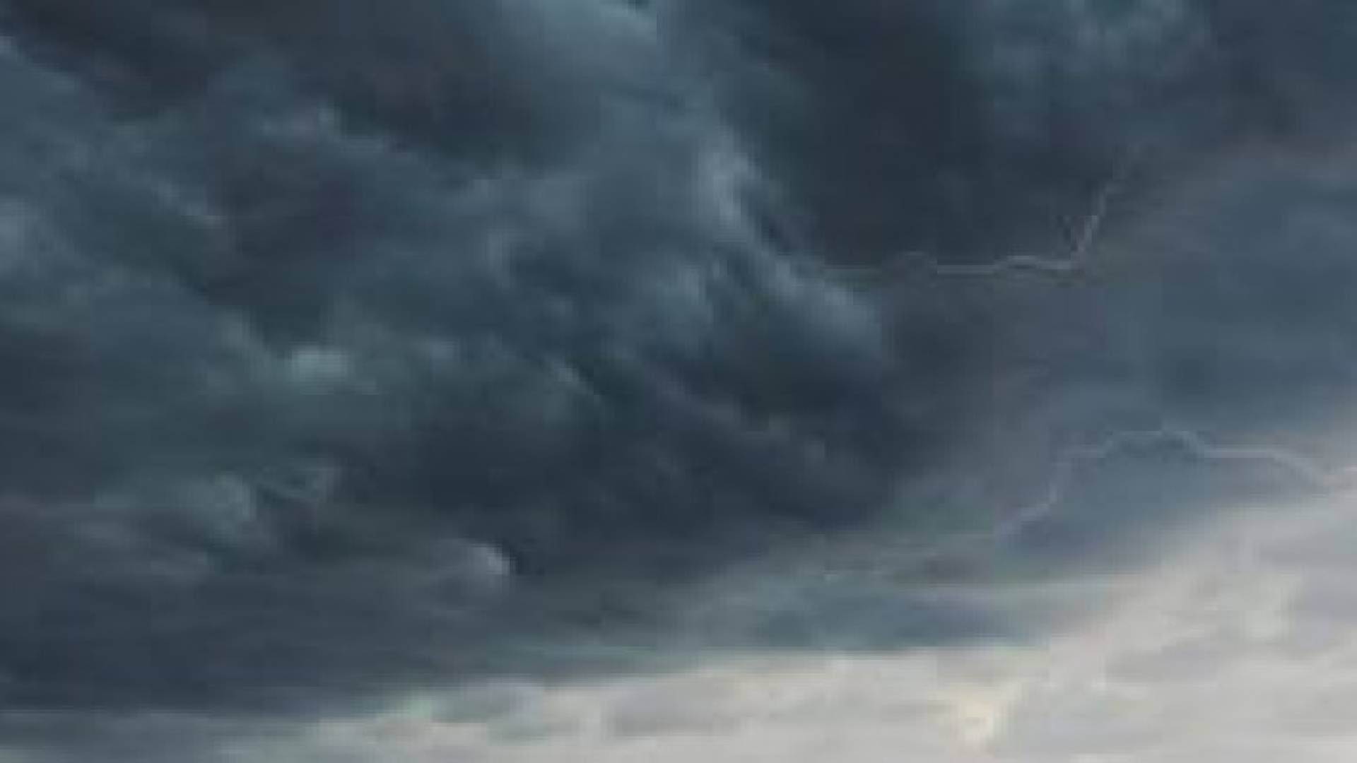 الخميس: رياح شرقية نشطة وفرصة لزخات رعدية من المطر