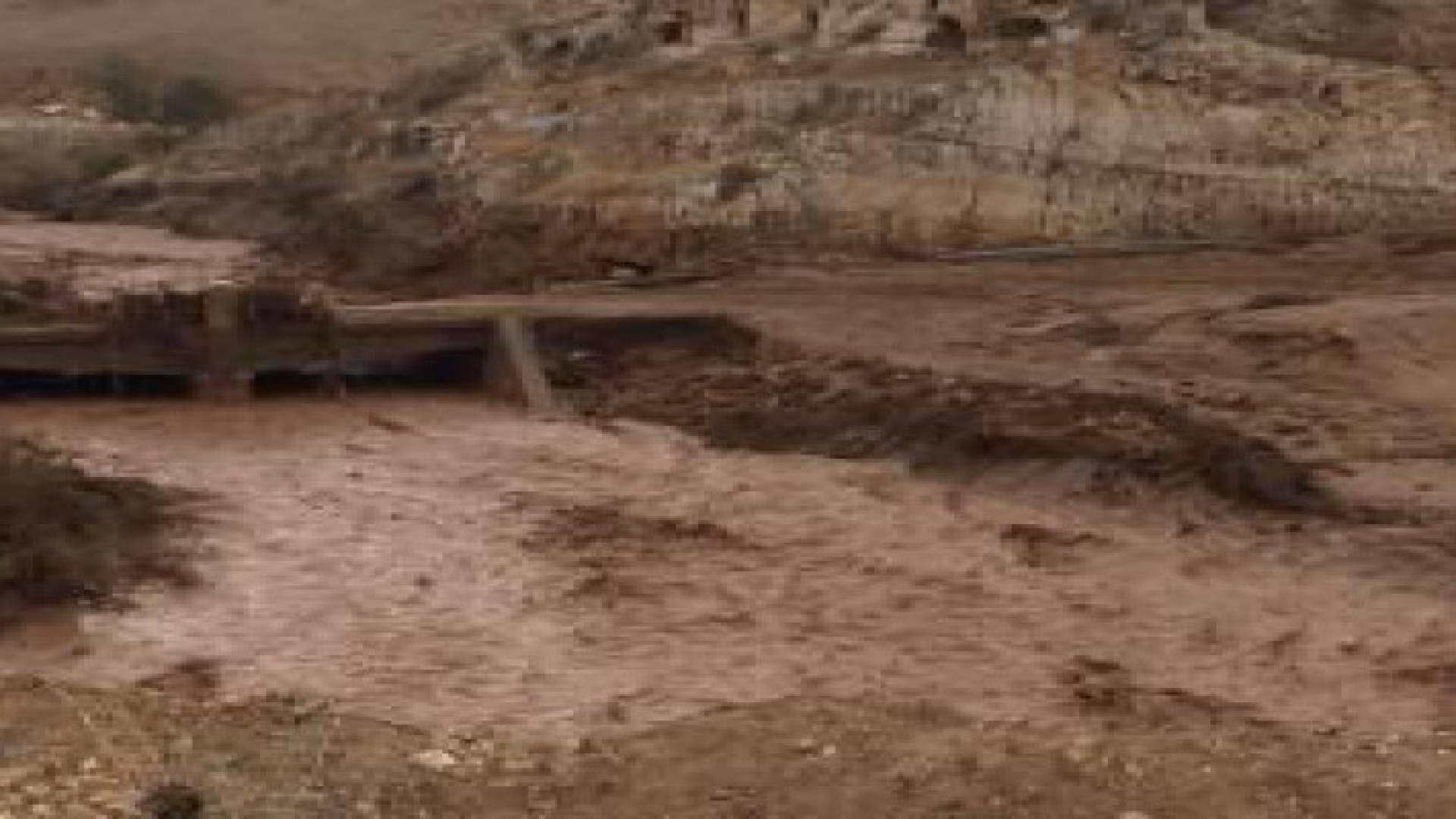 بالصور: أمطار غزيرة وتساقط للبرد في مختلف مناطق عمان .. وانهيارات طينية في الشونة الجنوبية