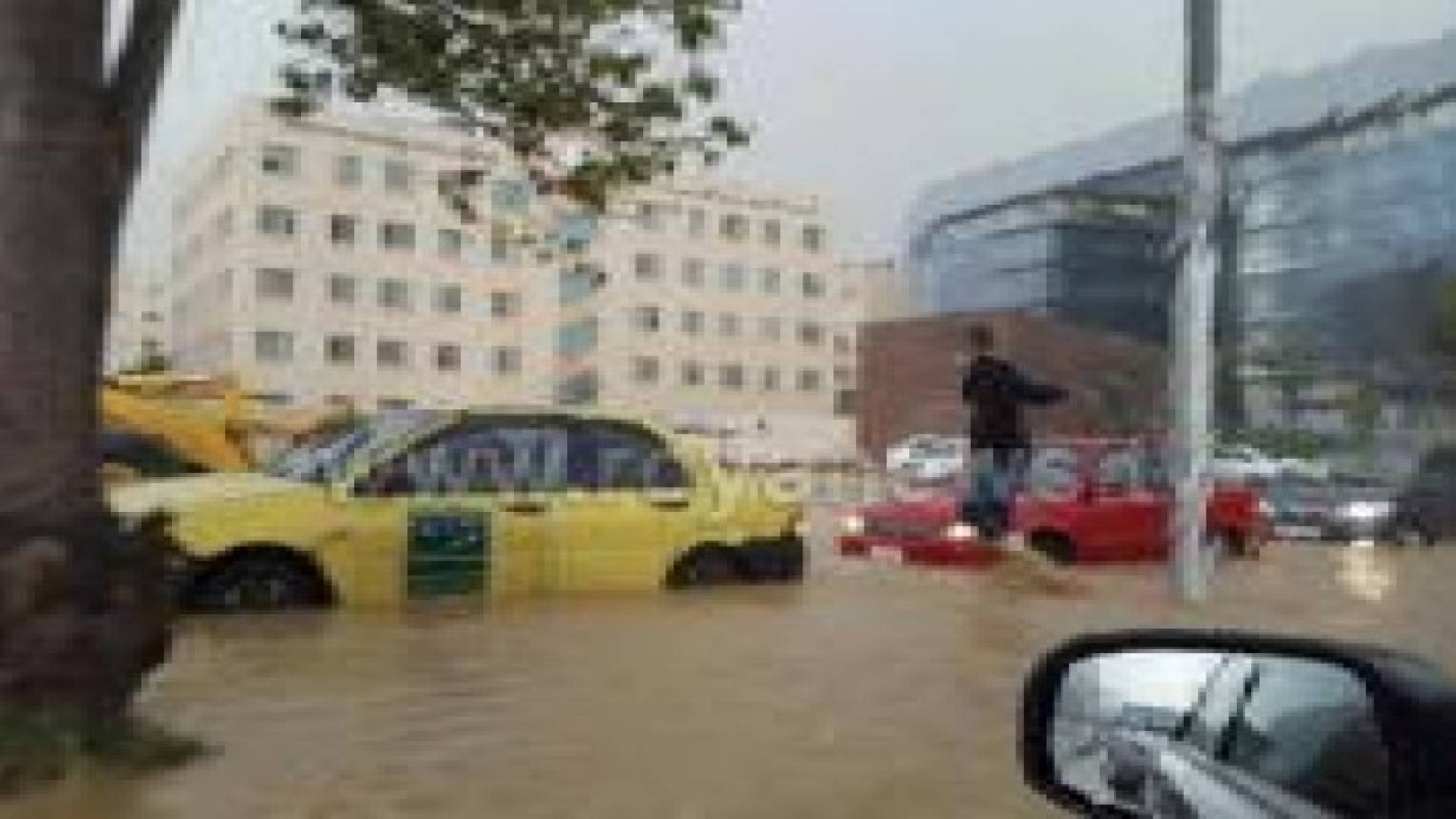 بالصور: أزمة سير خانقة في شوارع عمان .. واغلاق عدد منها