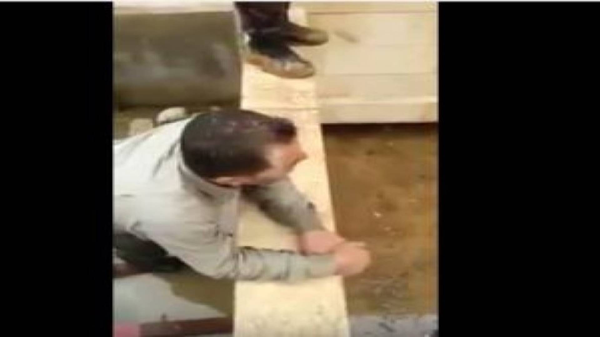 بالفيديو: شاهدوا بكاء الأب المصري الذي توفي ولداه غرقا في عرجان